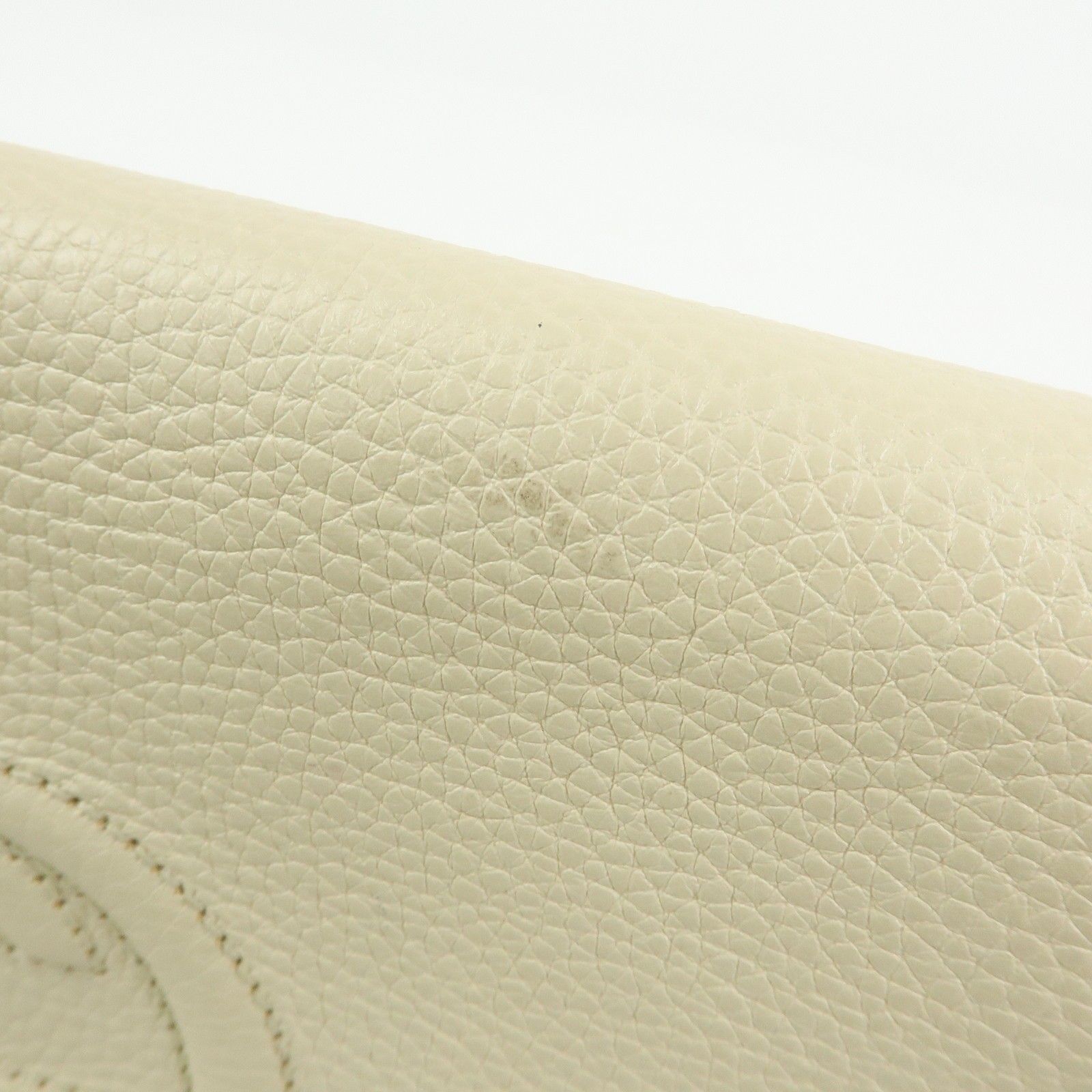 SOHO Interlocking G Leather Chain Shoulder Bag White 536224 — view 15