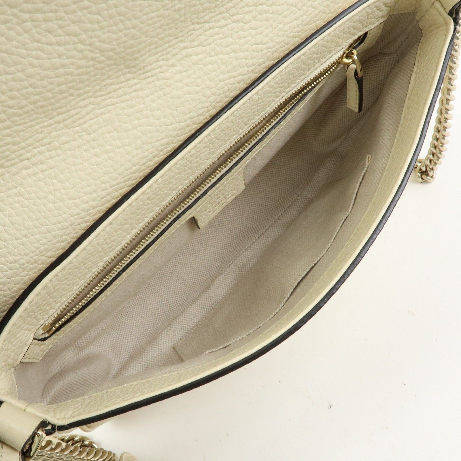 SOHO Interlocking G Leather Chain Shoulder Bag White 536224 — view 19