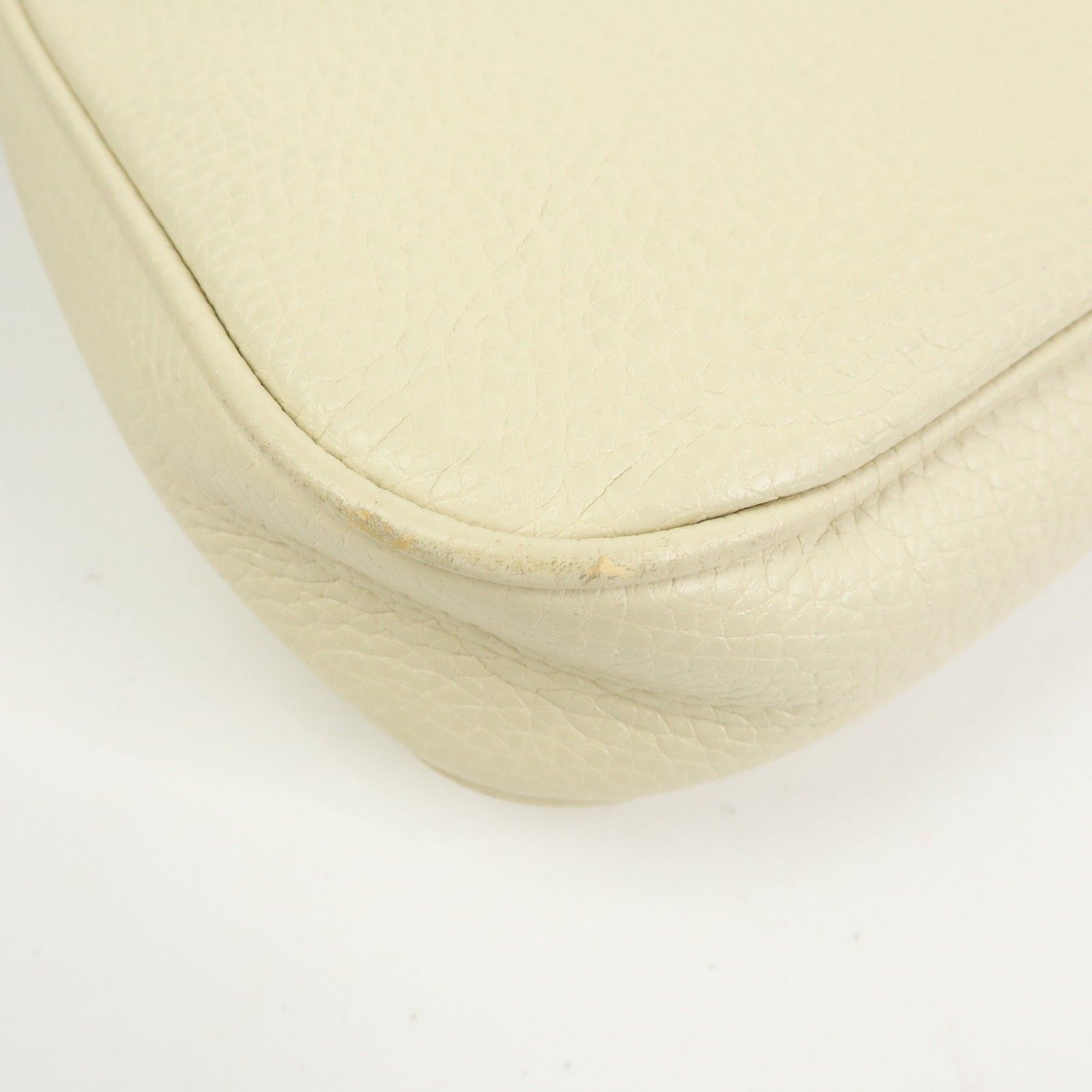 SOHO Interlocking G Leather Chain Shoulder Bag White 536224 — view 9
