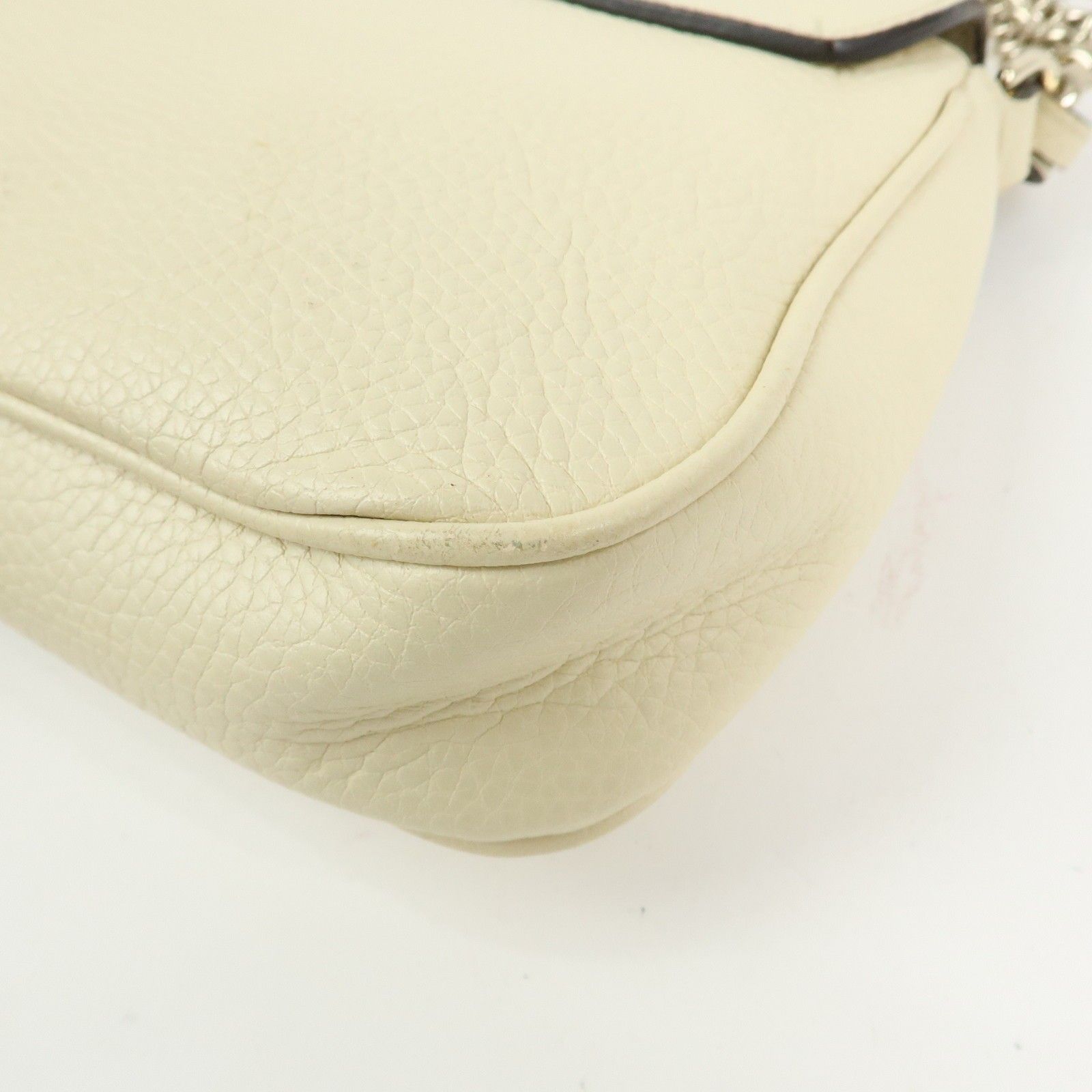 SOHO Interlocking G Leather Chain Shoulder Bag White 536224 — view 10
