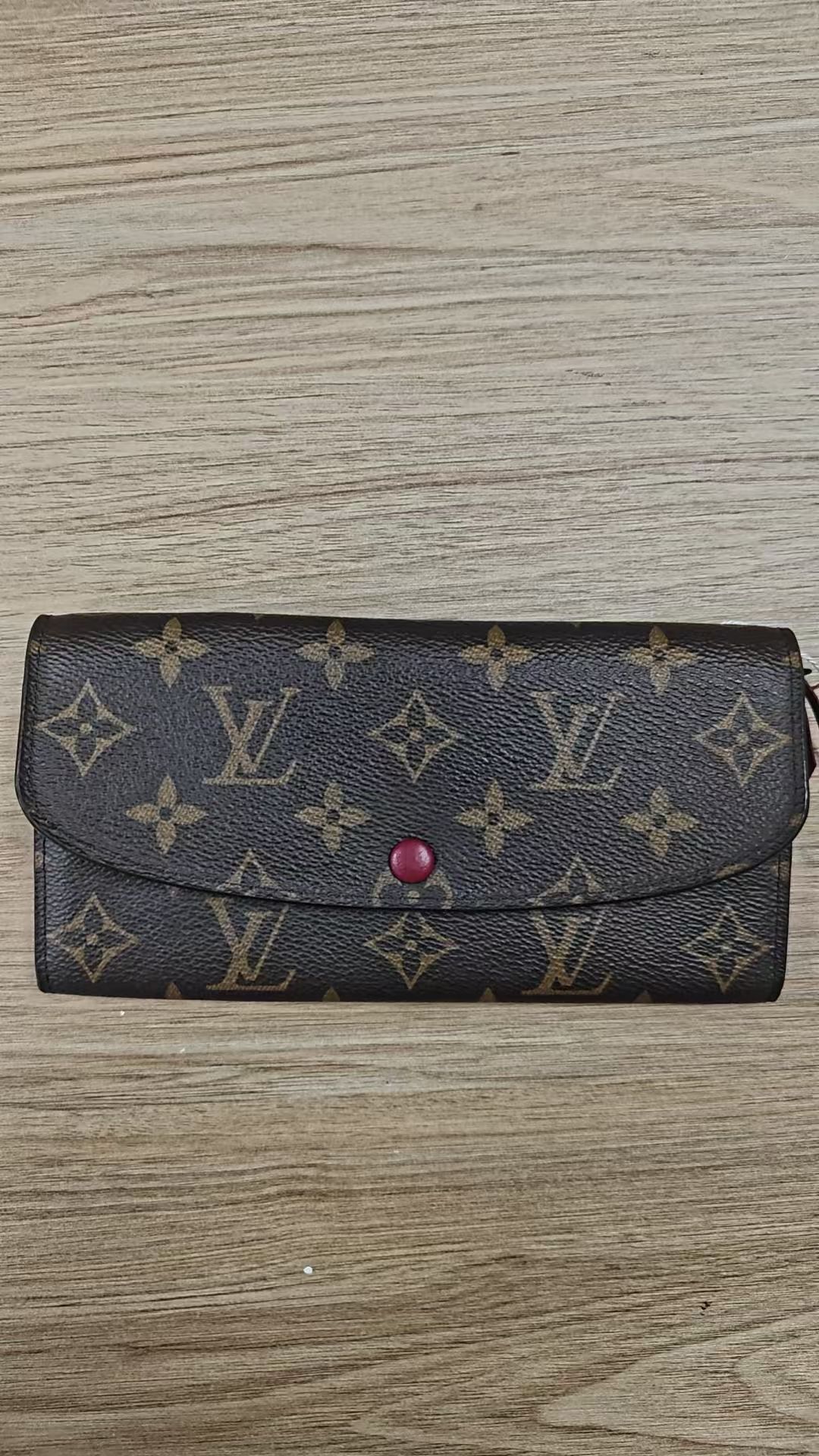 Emilie Wallet, Monogram