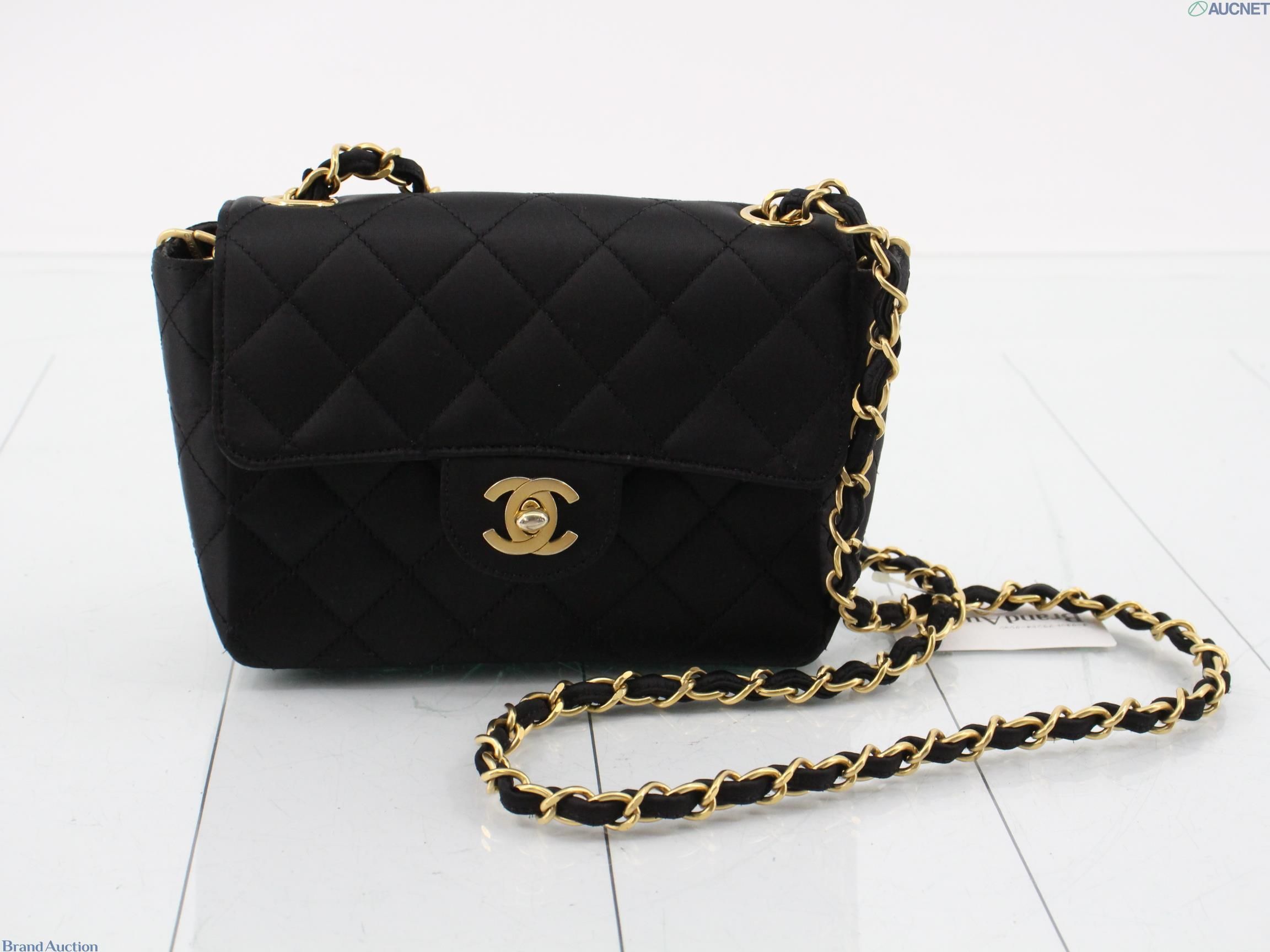 Matelasse Satin chain Turn lock in Black