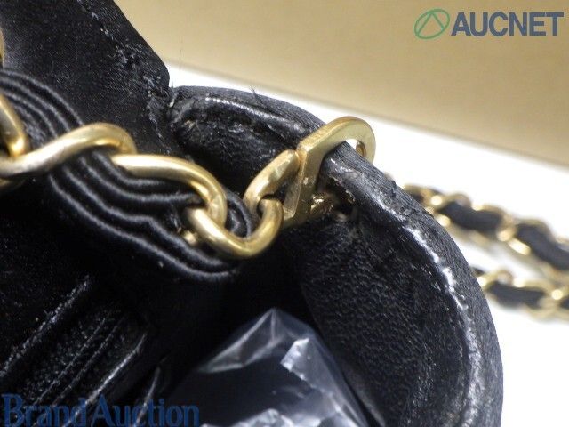 Matelasse Satin chain Turn lock in Black — view 16
