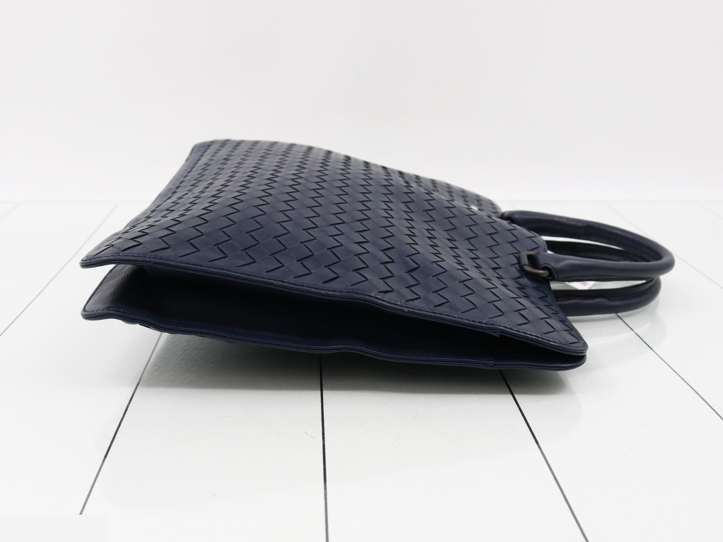 Intrecciato business bag, leather, navy. — view 3
