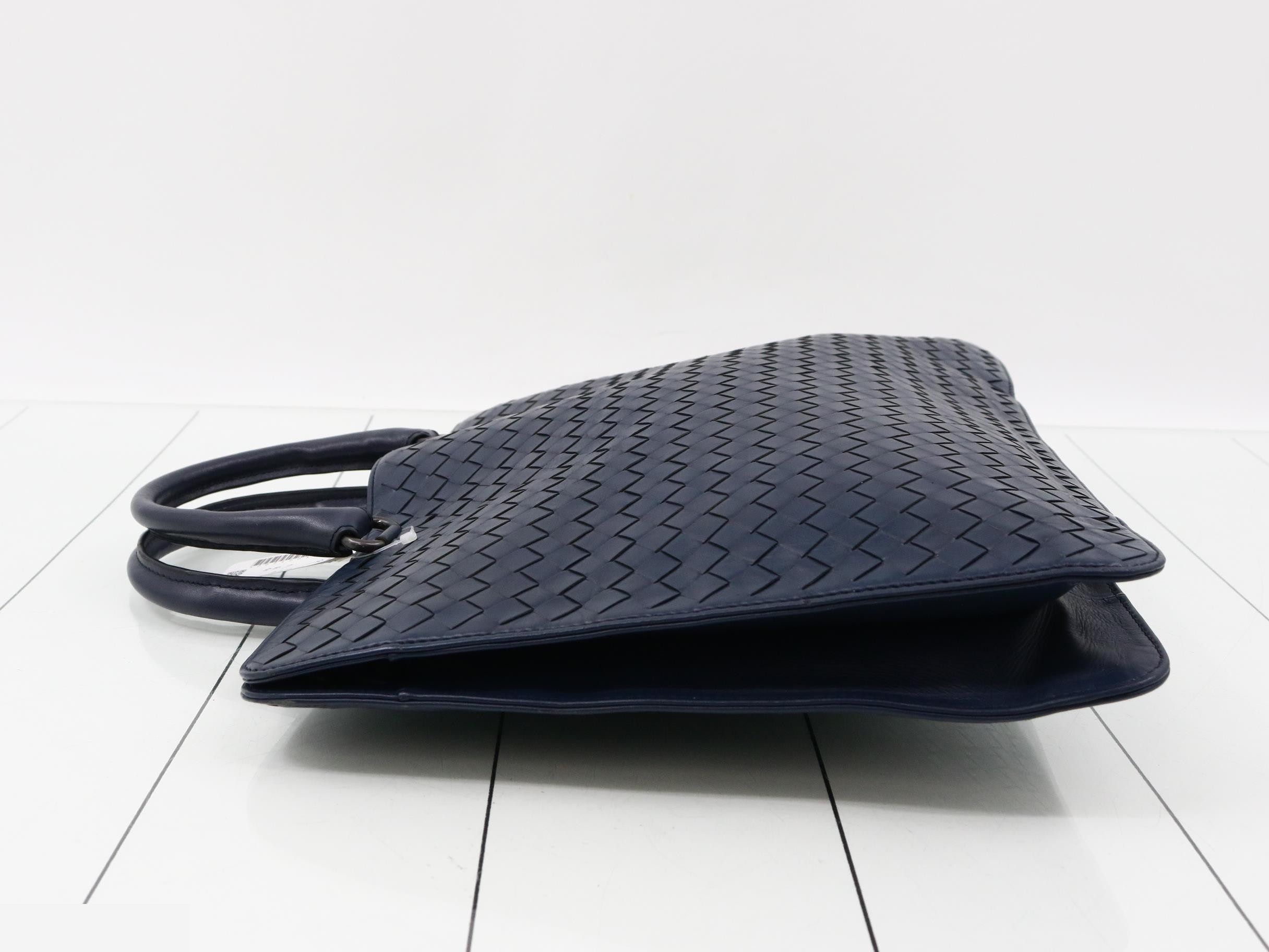 Intrecciato business bag, leather, navy. — view 4