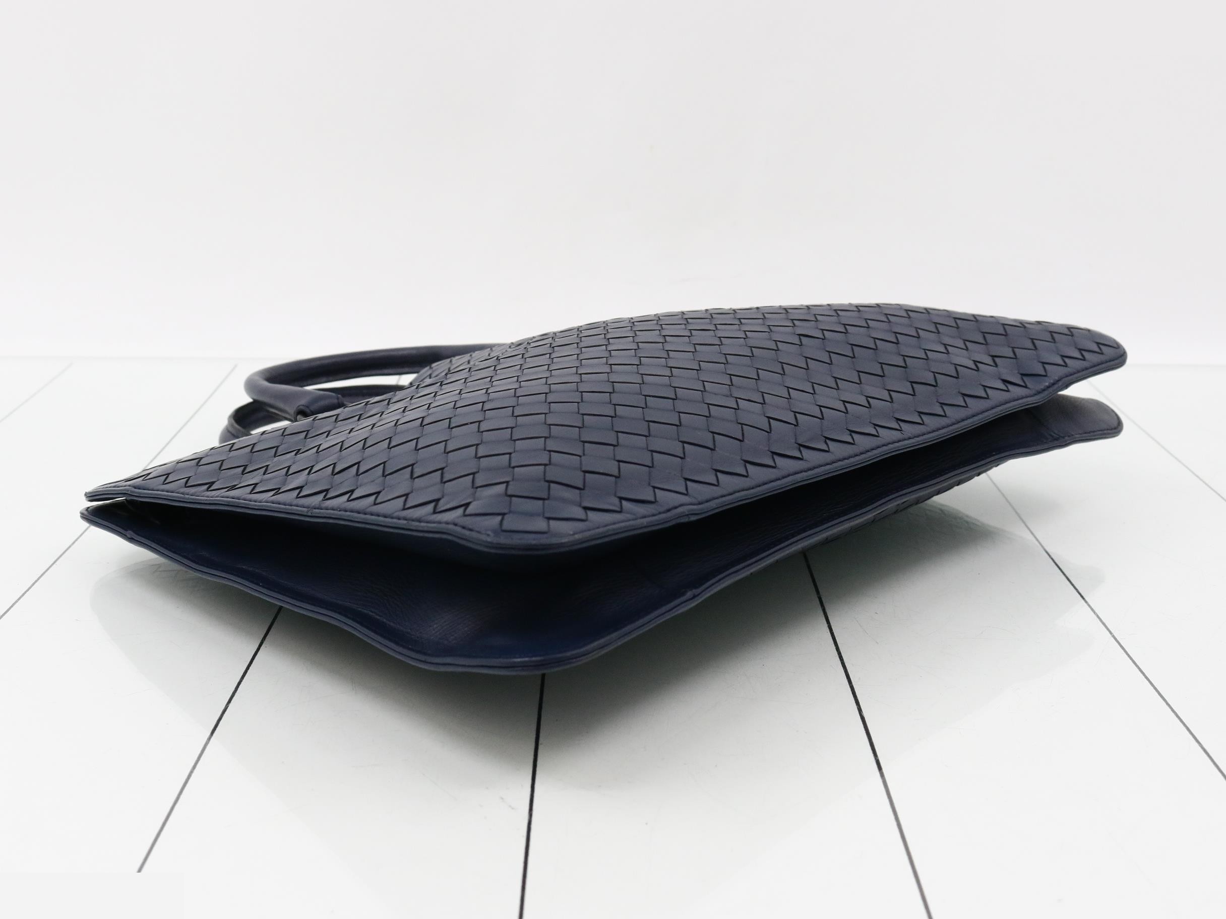 Intrecciato business bag, leather, navy. — view 5