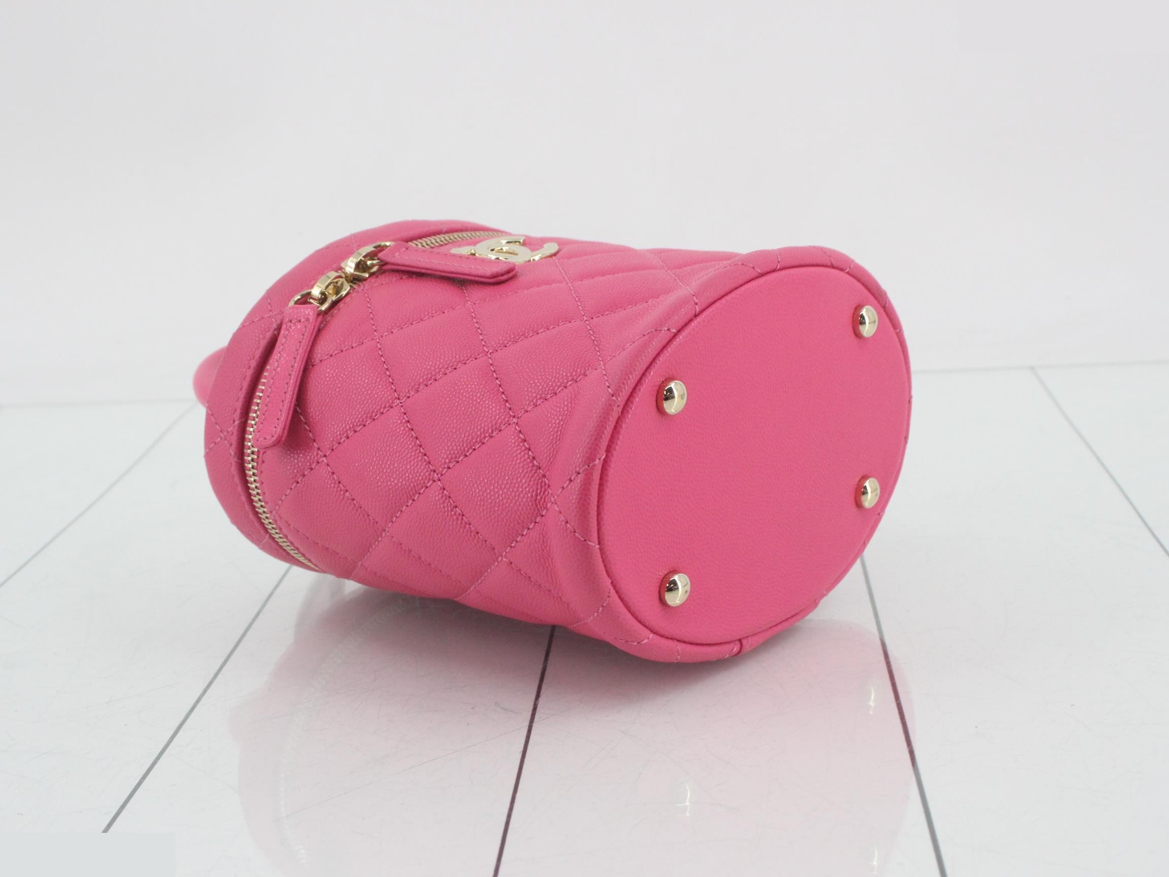 Caviar leather chain shoulder bag, pink, gold hardware. — view 5