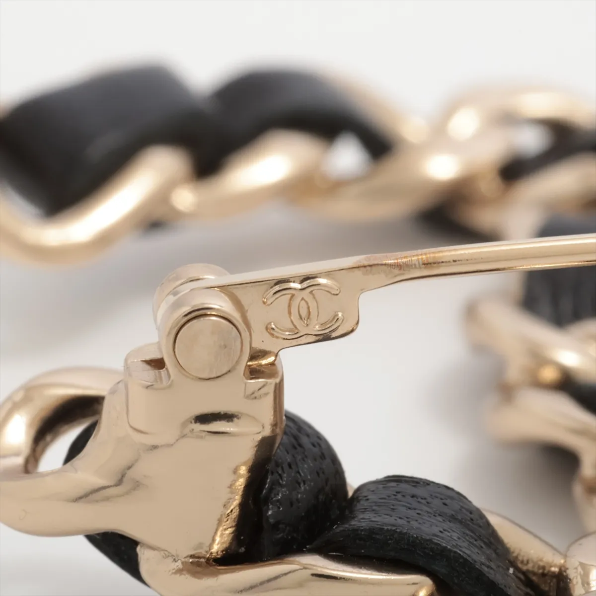 Coco Mark B22V Brooch, GP x Leather, Gold, — view 4