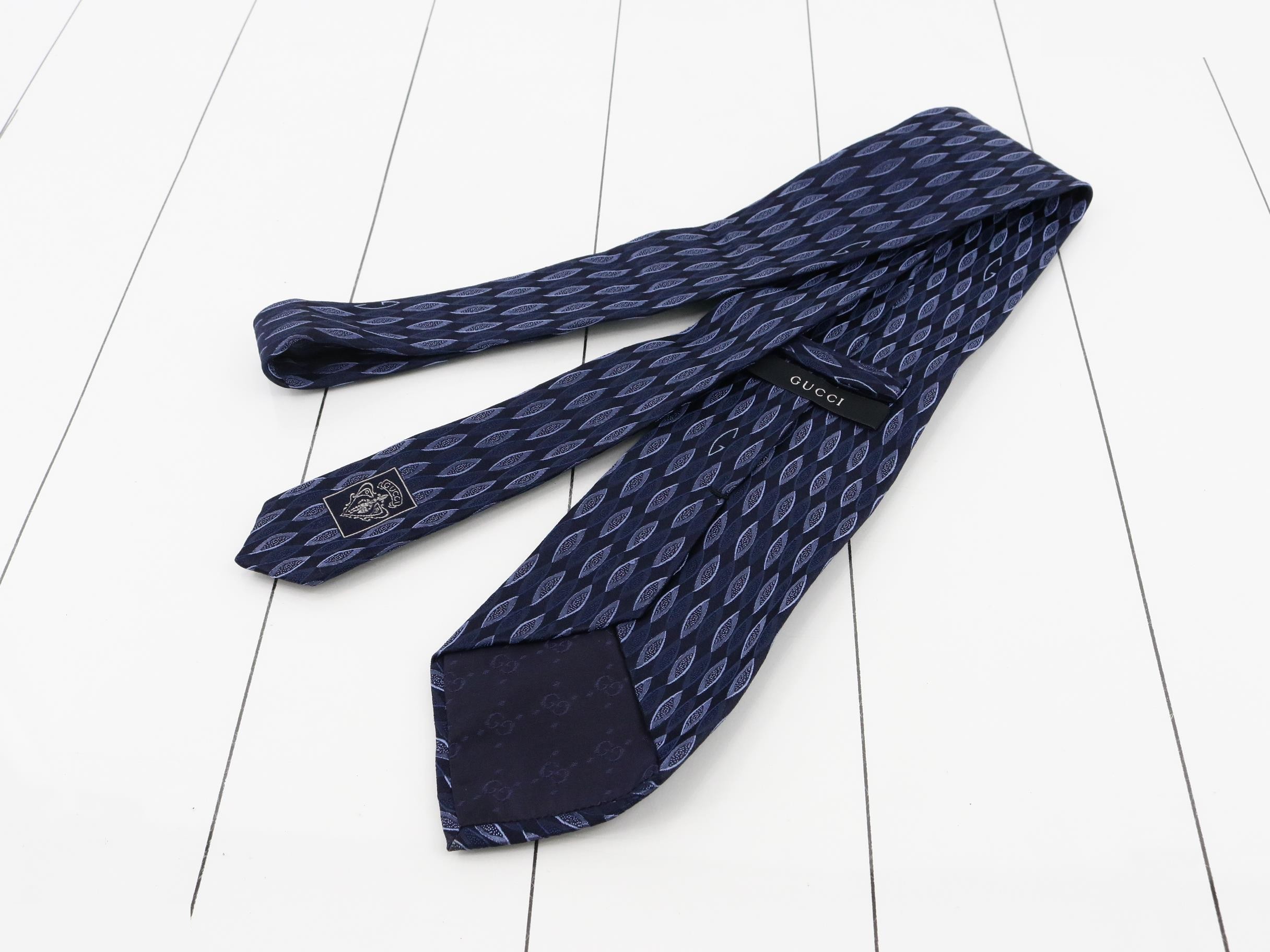 tie — view 2