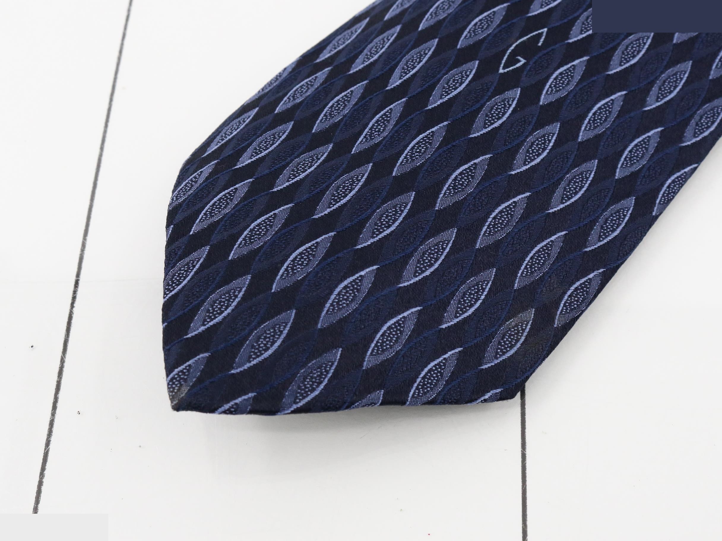 tie — view 3