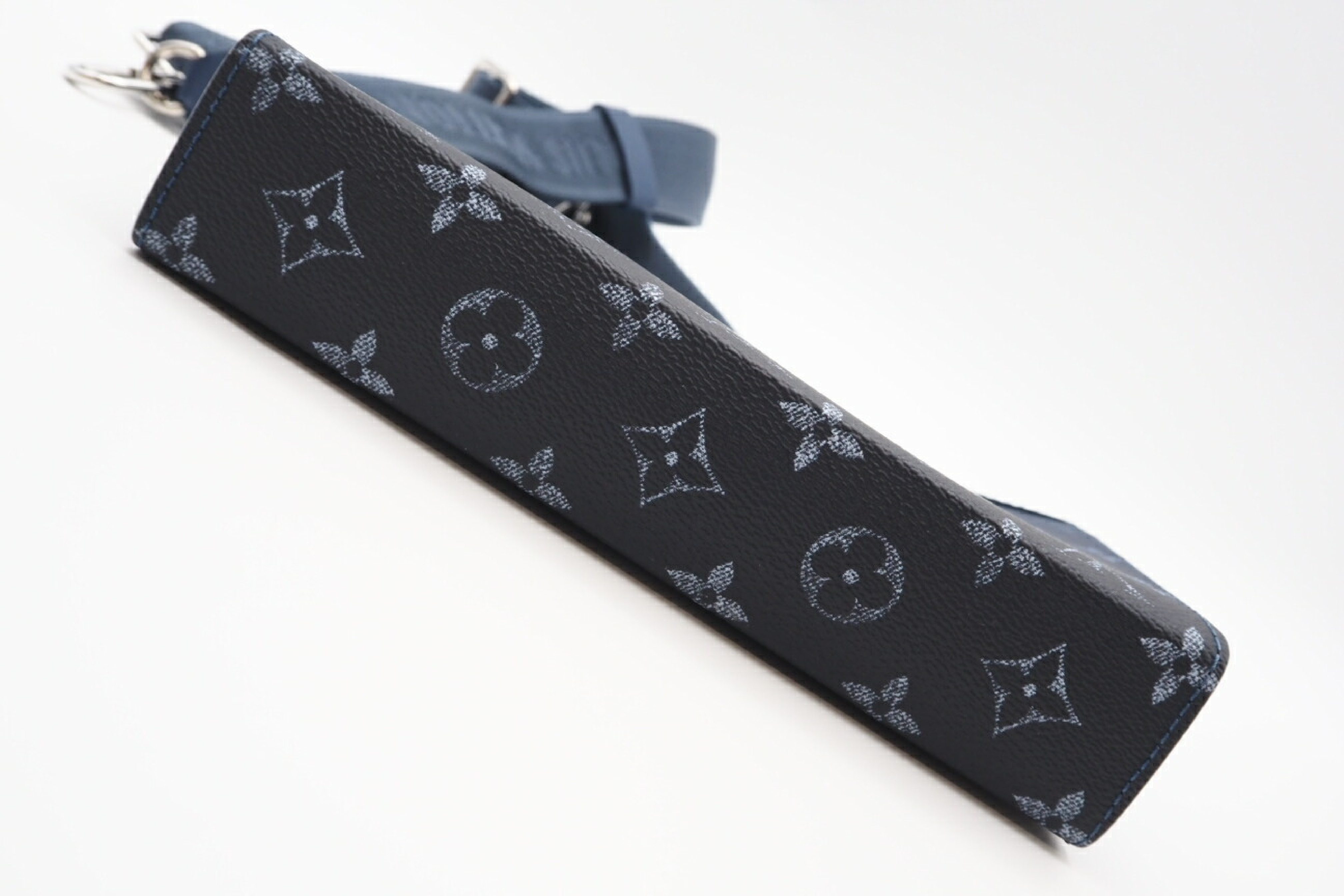 M11544 Monogram Gradient Gaston Wear Wearable Wallet with Dust Bag — view 4