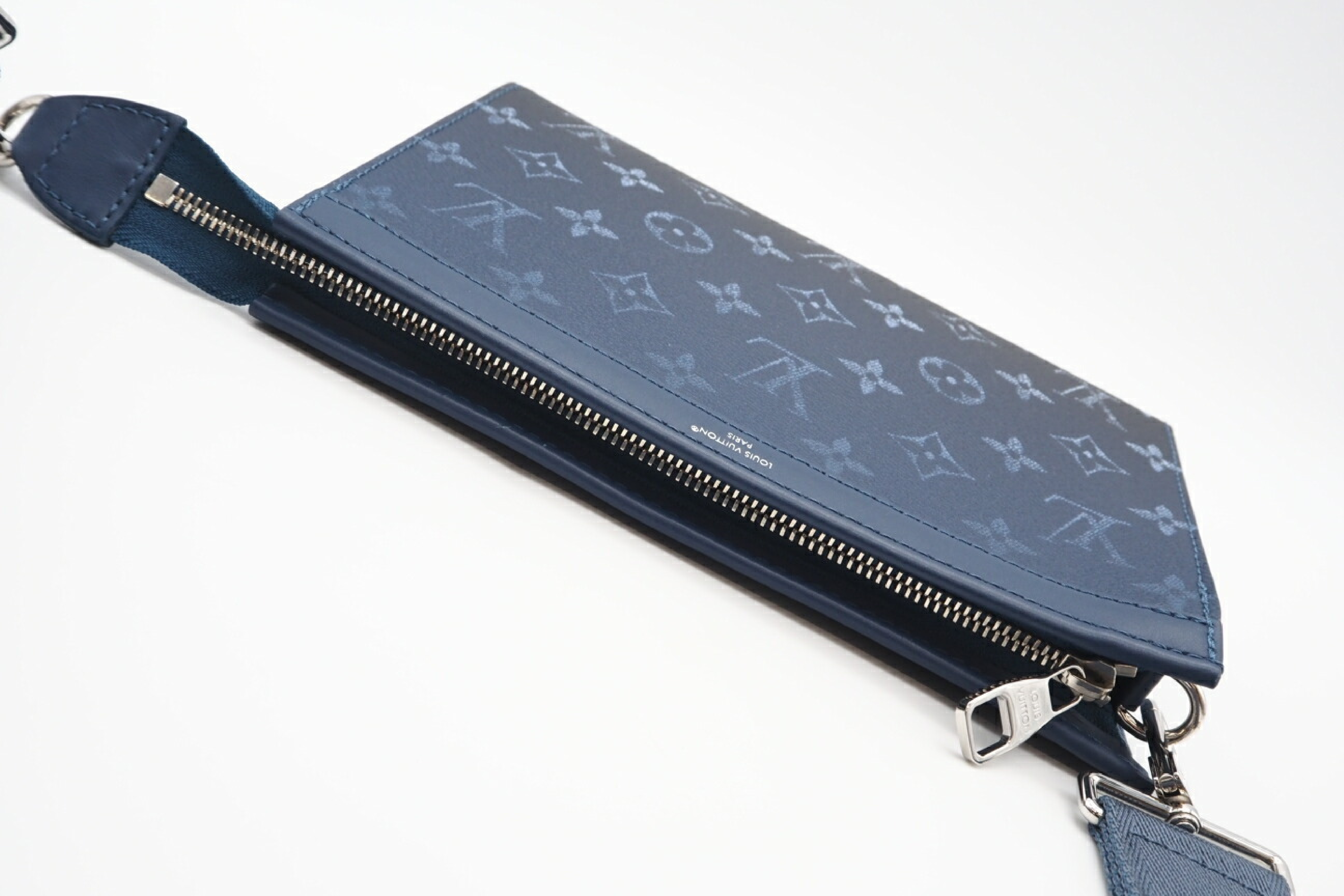 M11544 Monogram Gradient Gaston Wear Wearable Wallet with Dust Bag — view 5