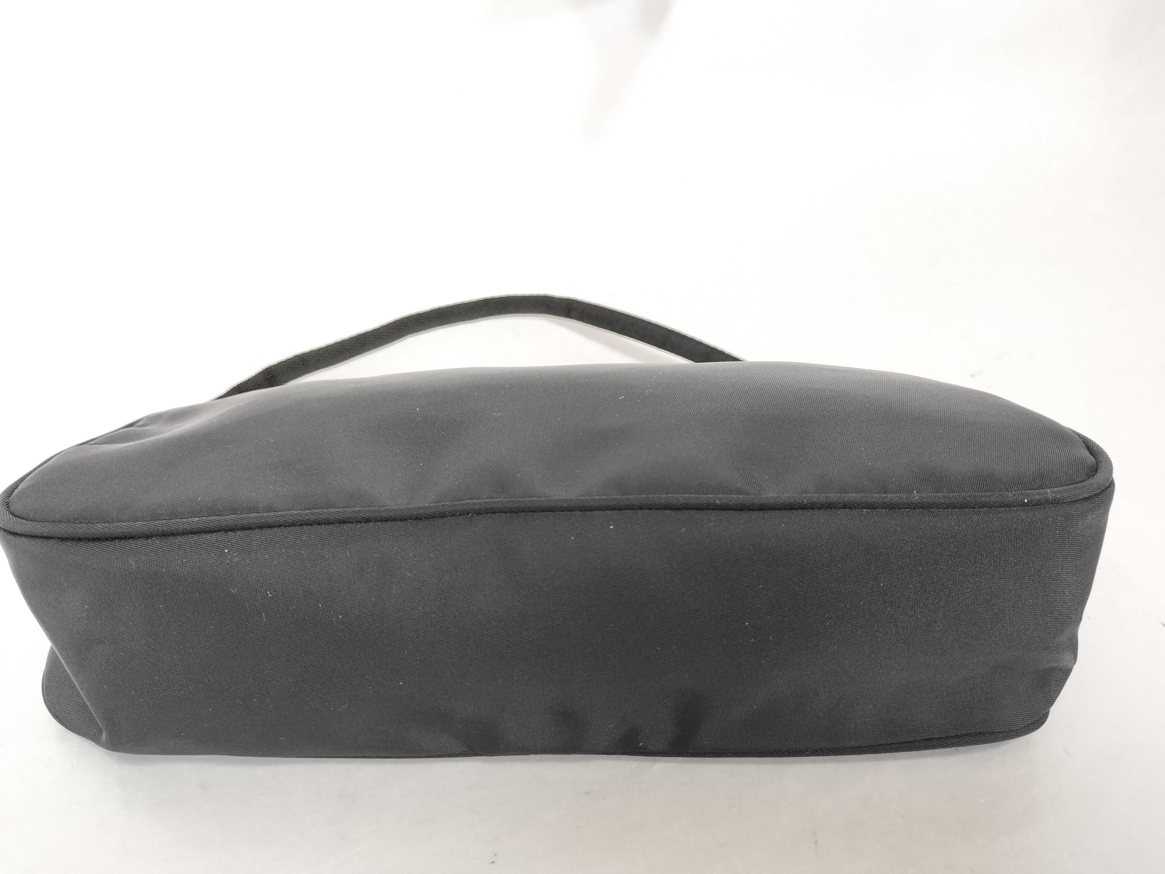 nylon one-shoulder bag, no tears. — view 7