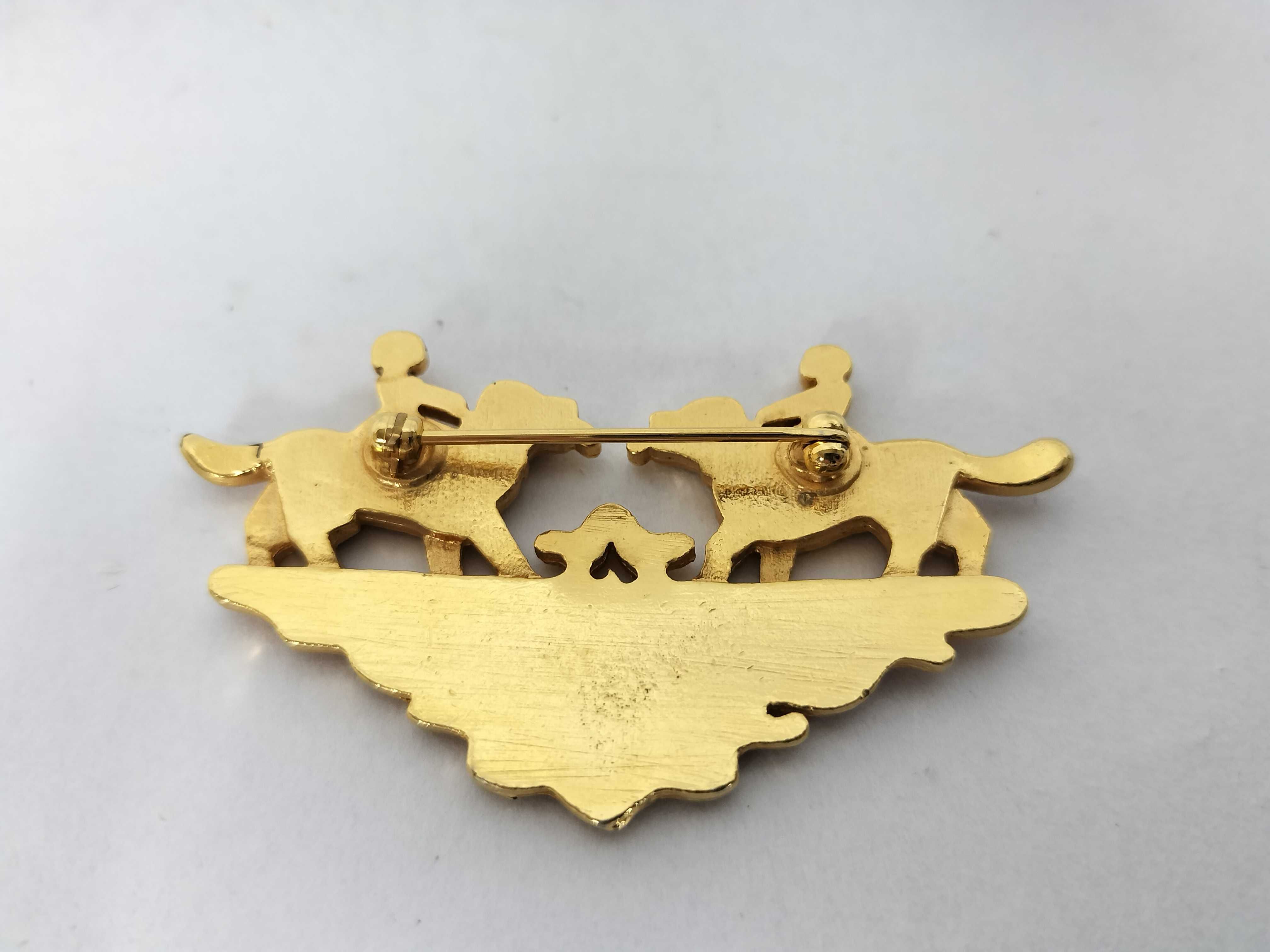 brooch — view 2