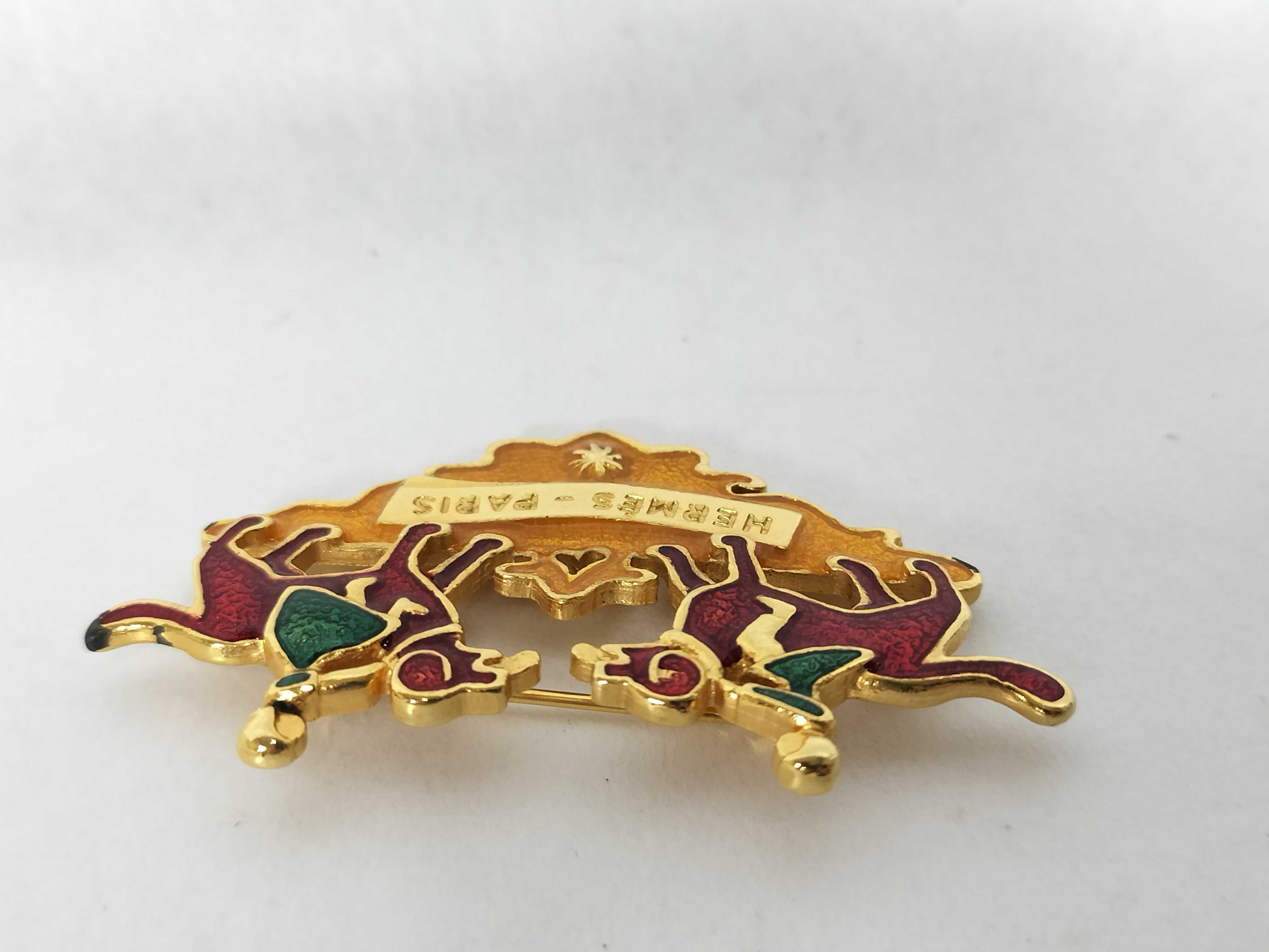 brooch — view 3