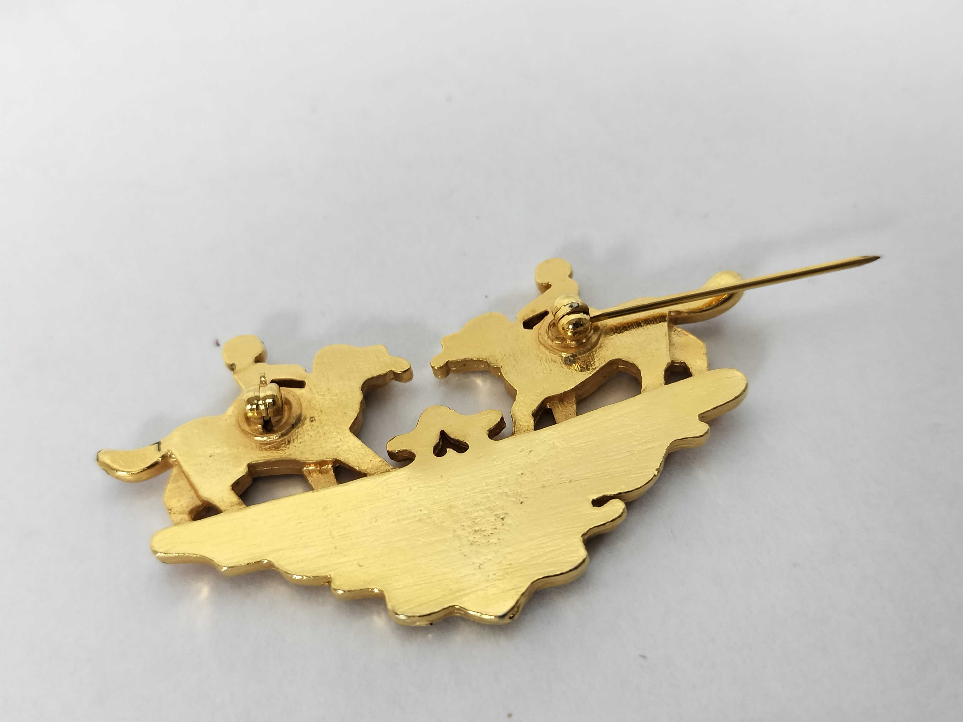 brooch — view 5