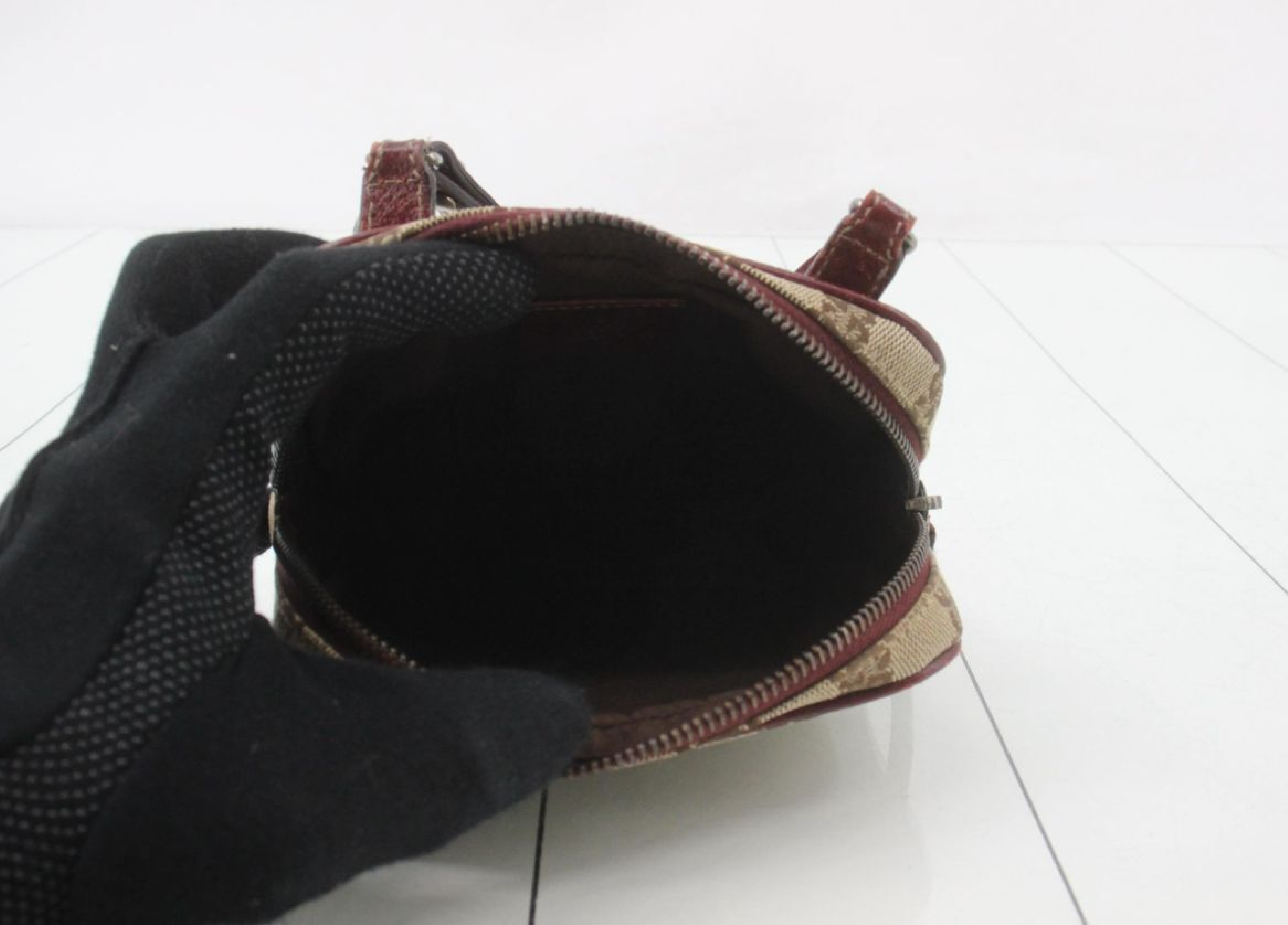 GG Canvas Shoulder Bag — view 4