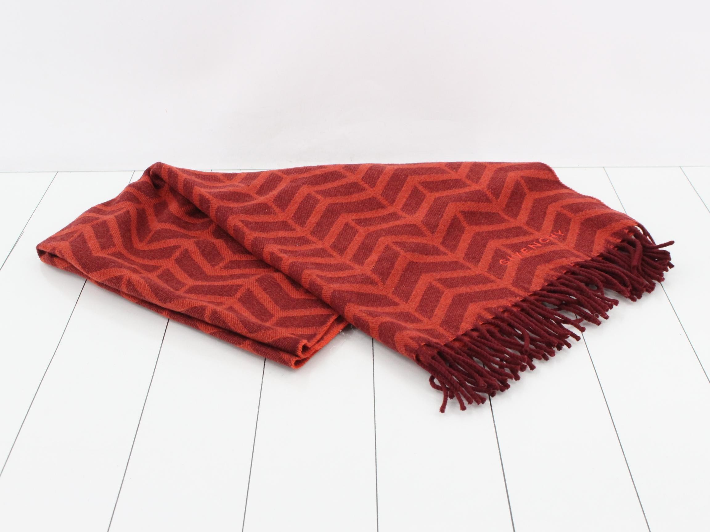 scarf/blanket — view 2