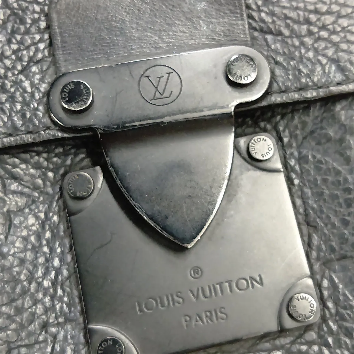 Taurillon Monogram S-Lock Vertical Wearable Wallet M81524 Black — view 10