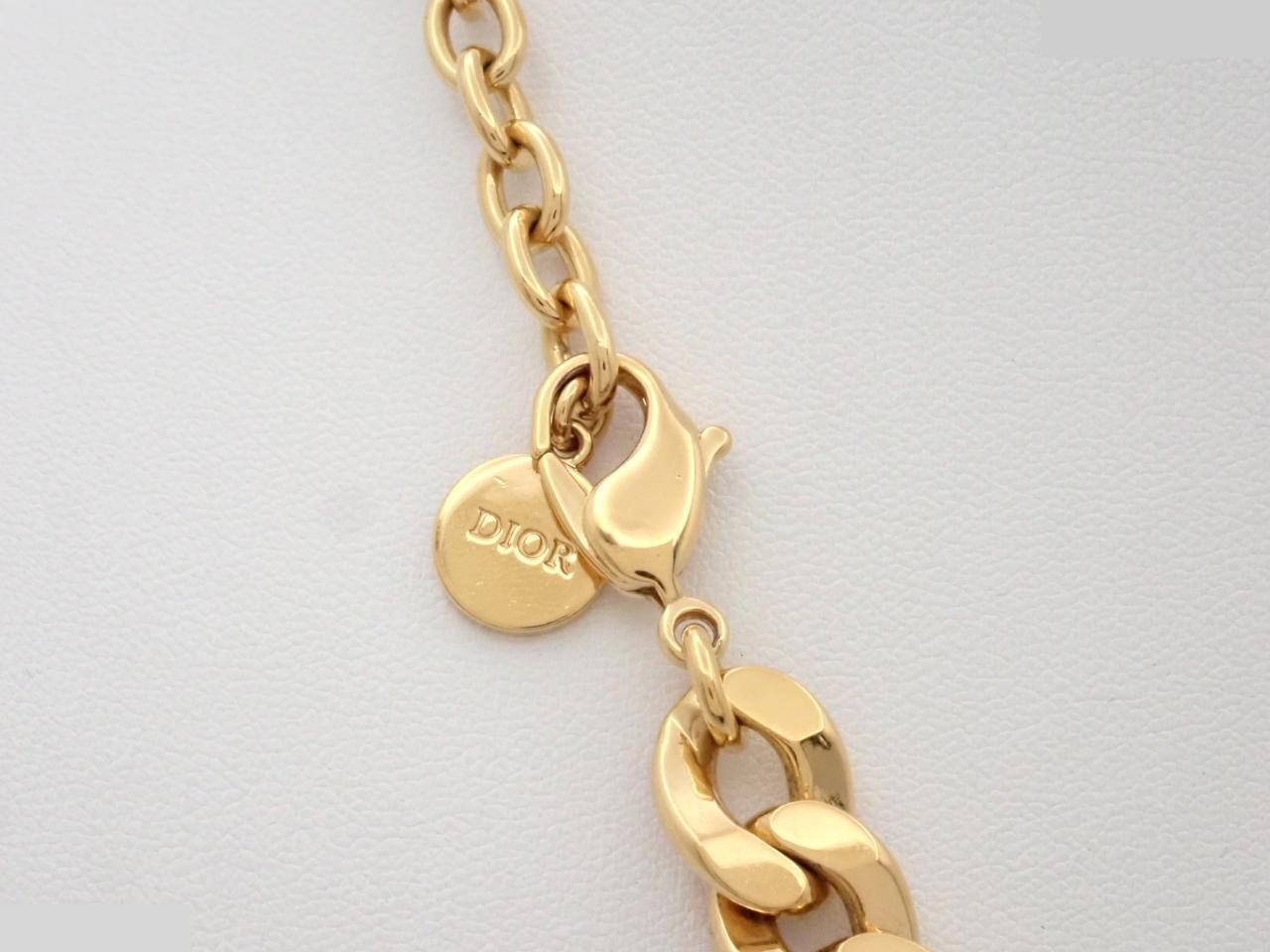Gold necklace, approximately 42cm in length. — view 2