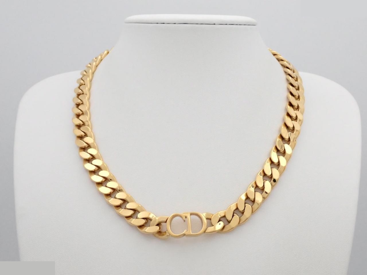 Gold necklace, approximately 42cm in length. — view 3