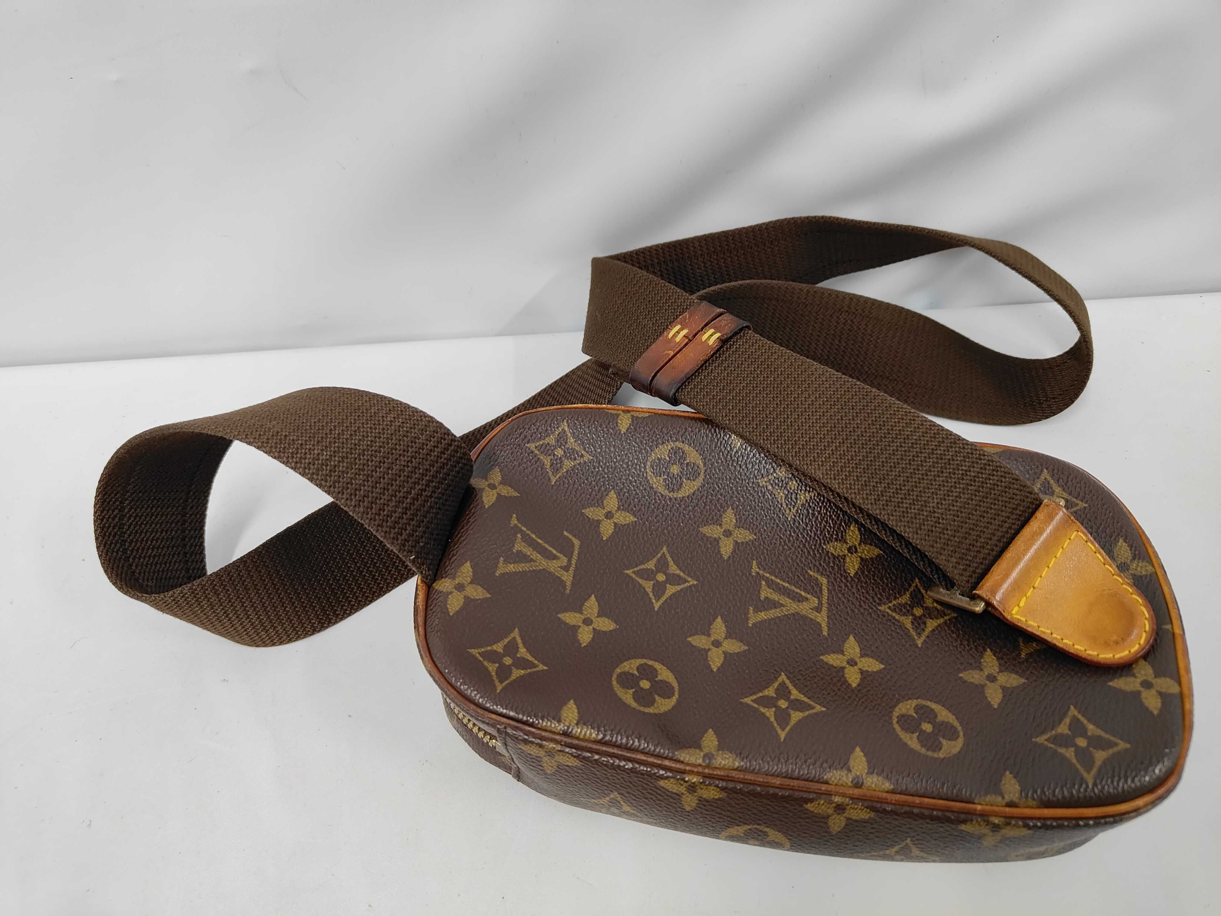 Pochette Gange Monogram Body Bag Shoulder Bag — view 5