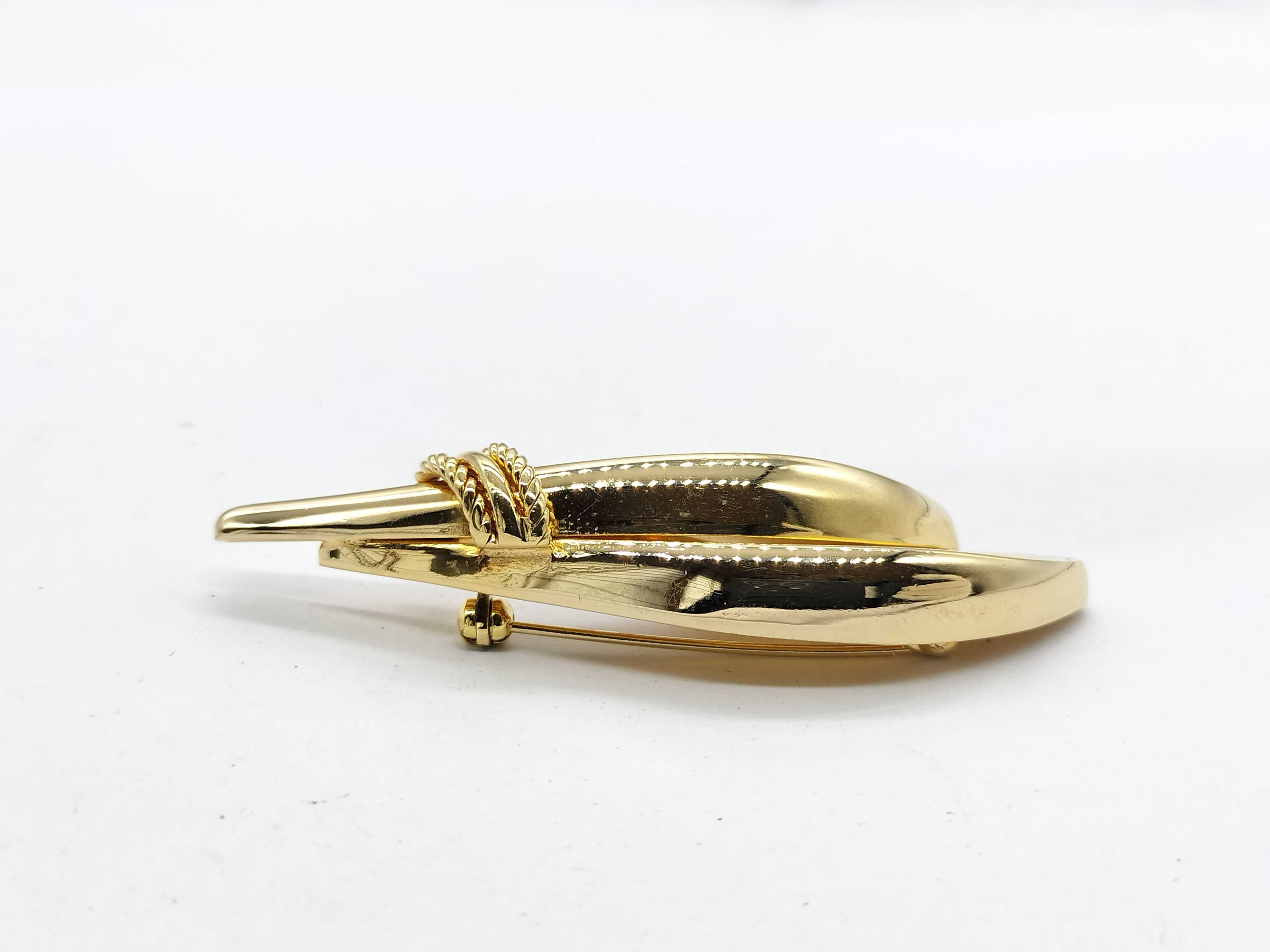 brooch — view 2