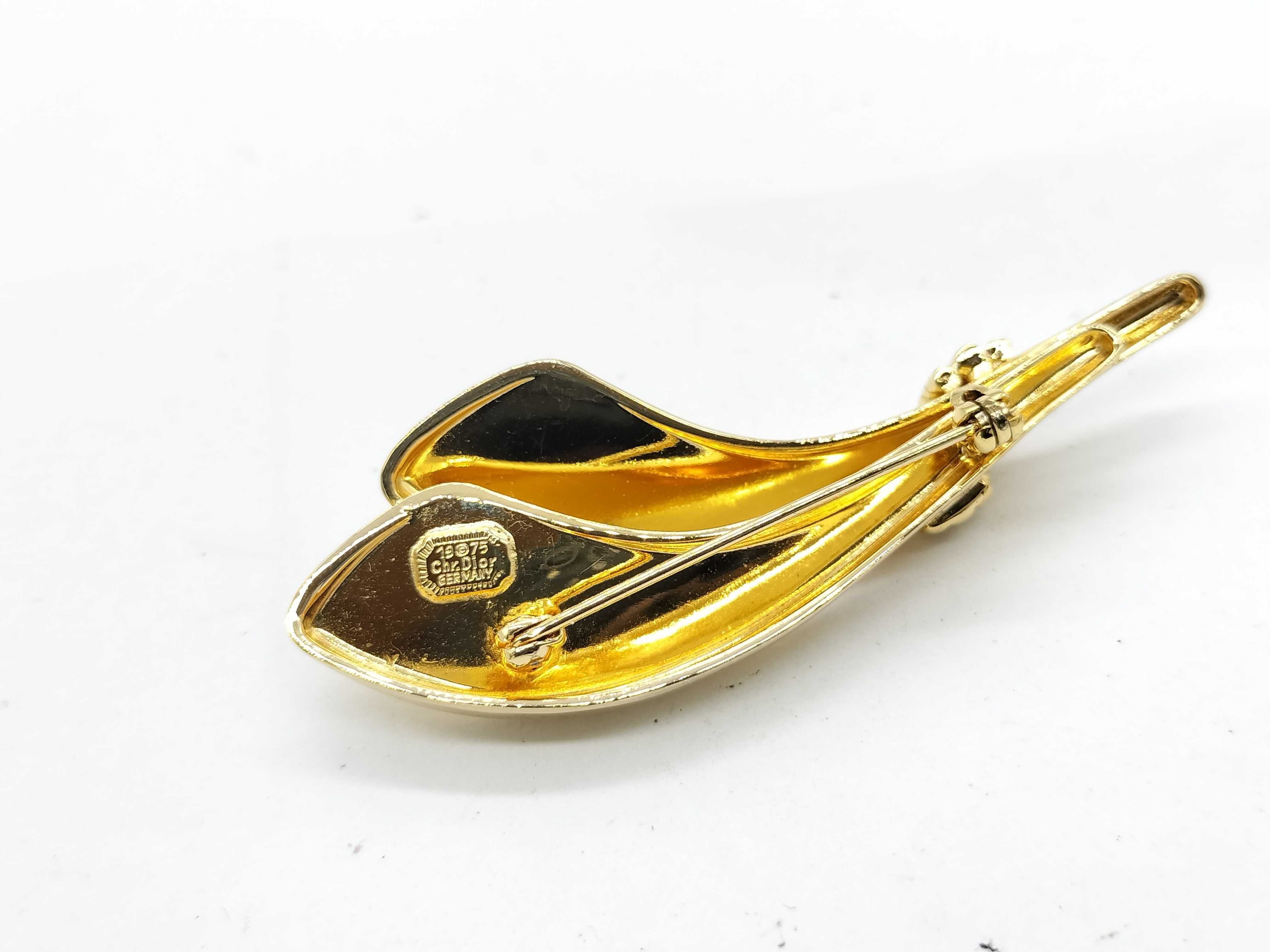 brooch — view 3