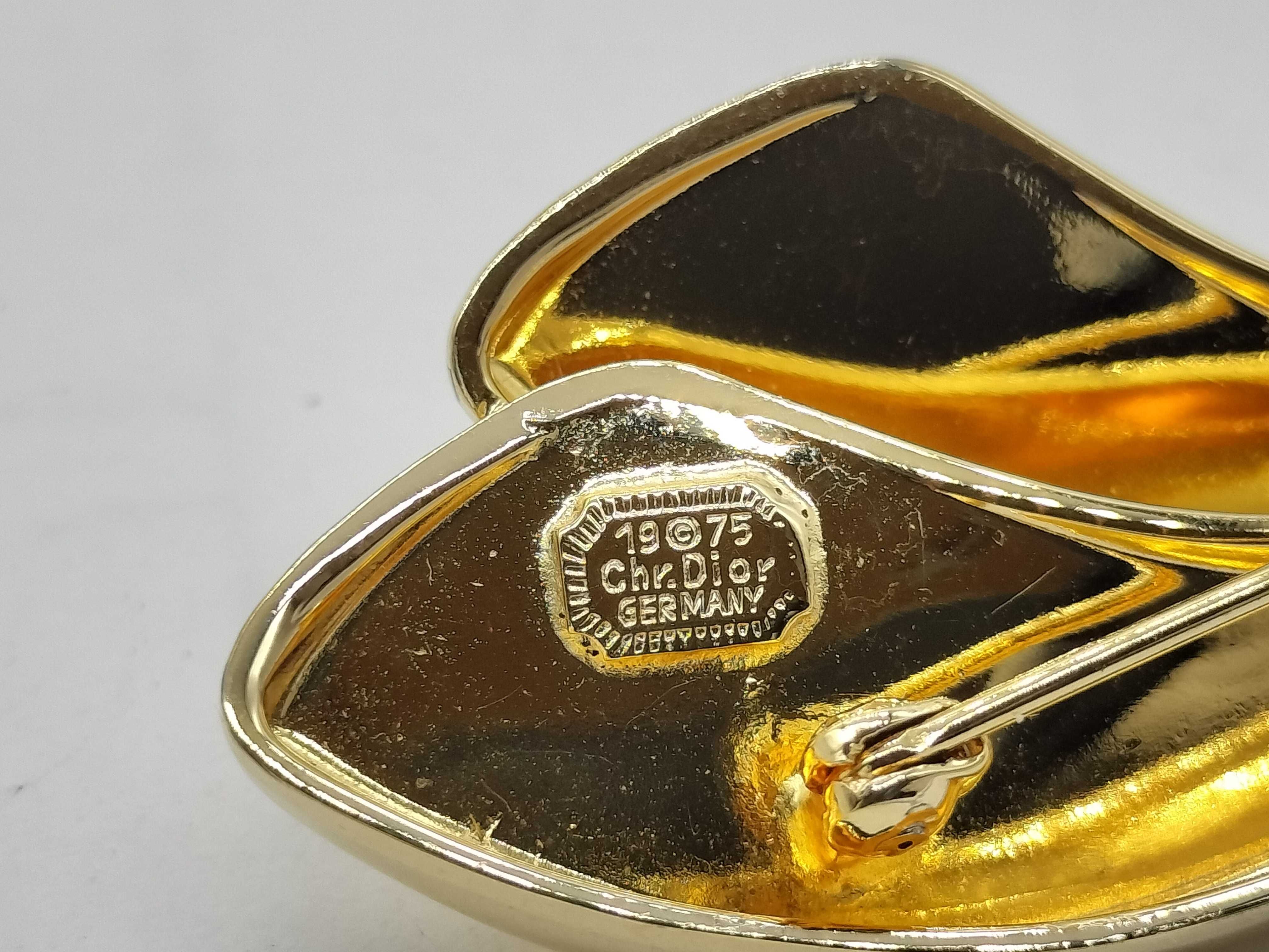 brooch — view 4