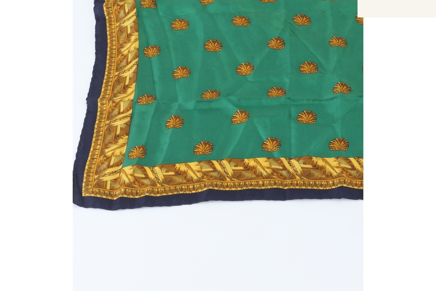 Other lines: Small items, accessories, scarves — view 4