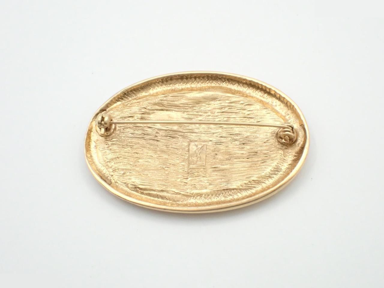brooch — view 2