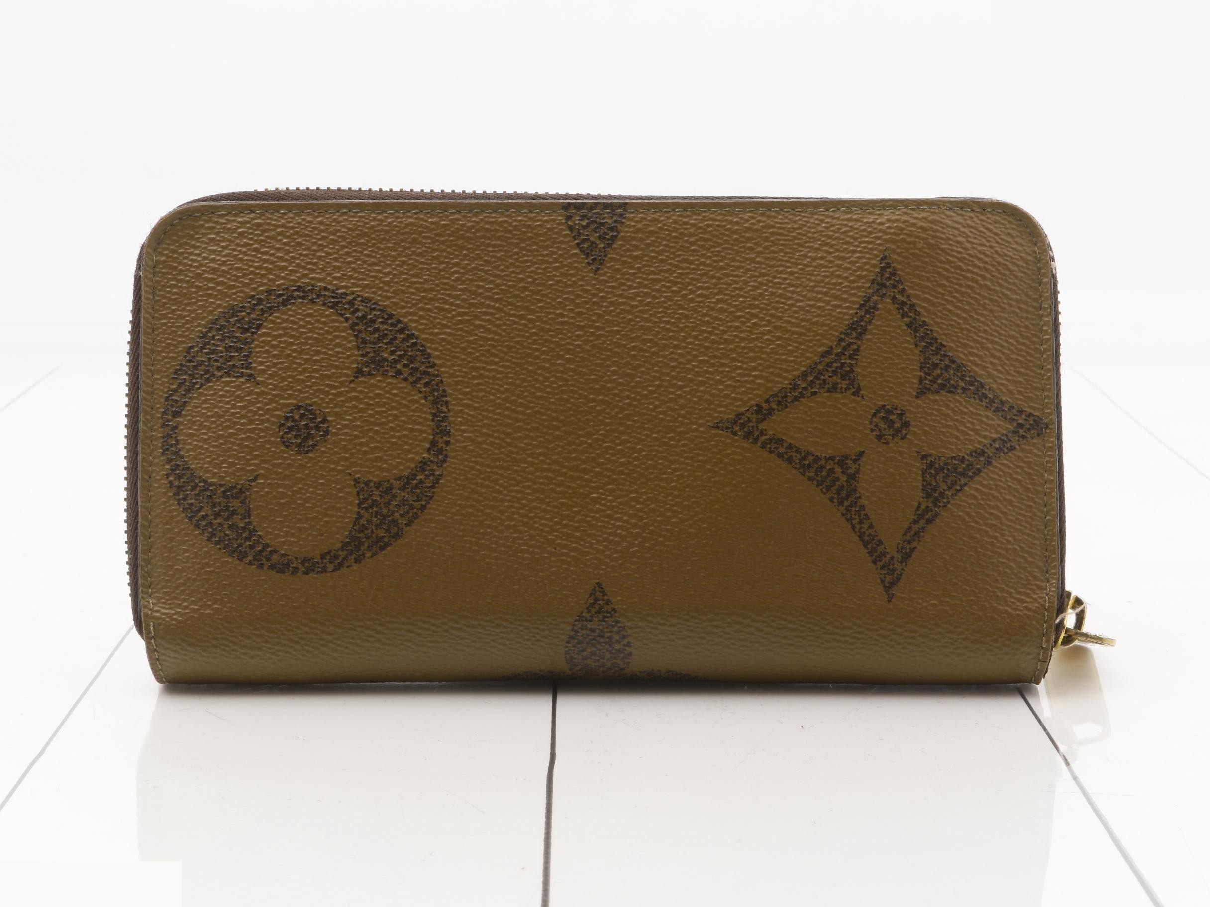 LV Zippy Wallet Monogram Giant M69353 — view 2