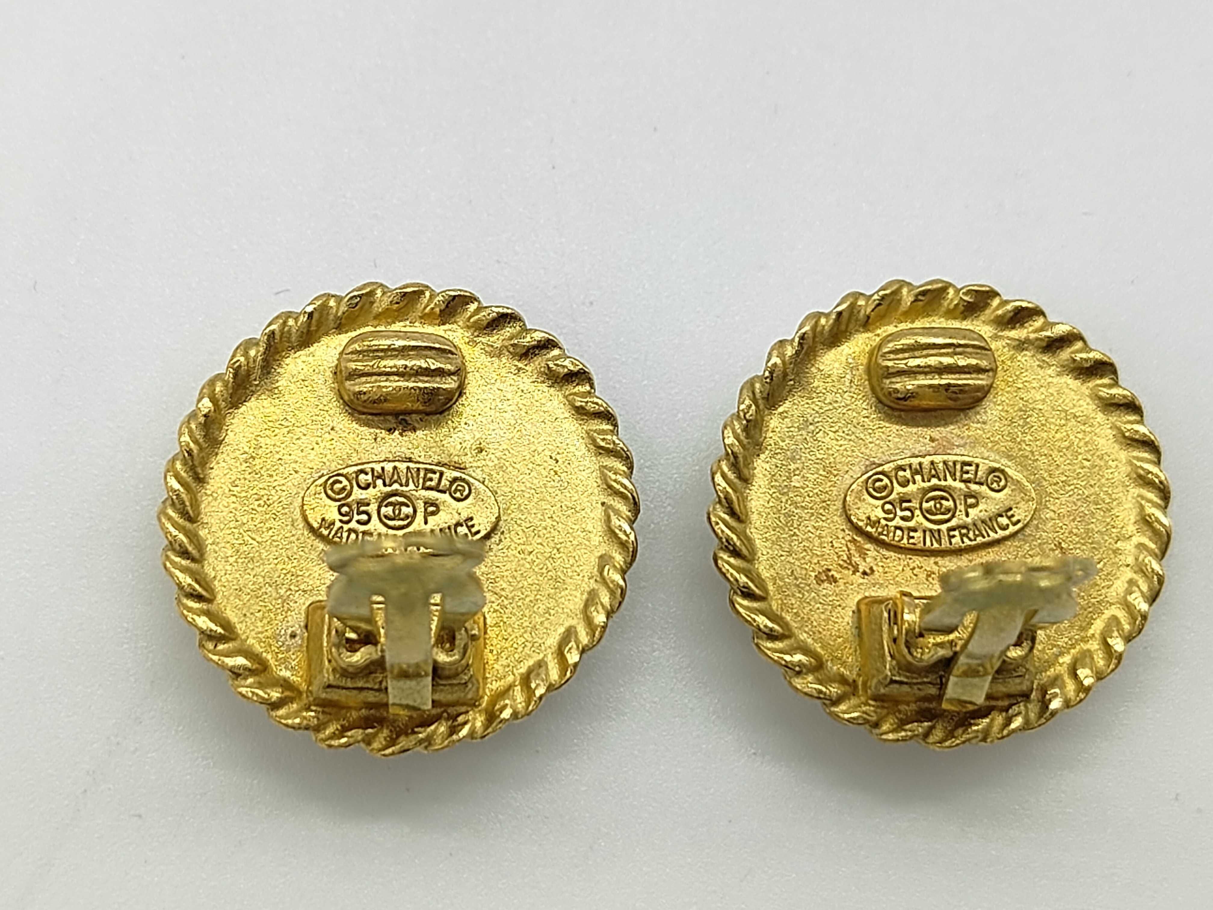 earrings, round shape, gold and black, with original box. — view 2