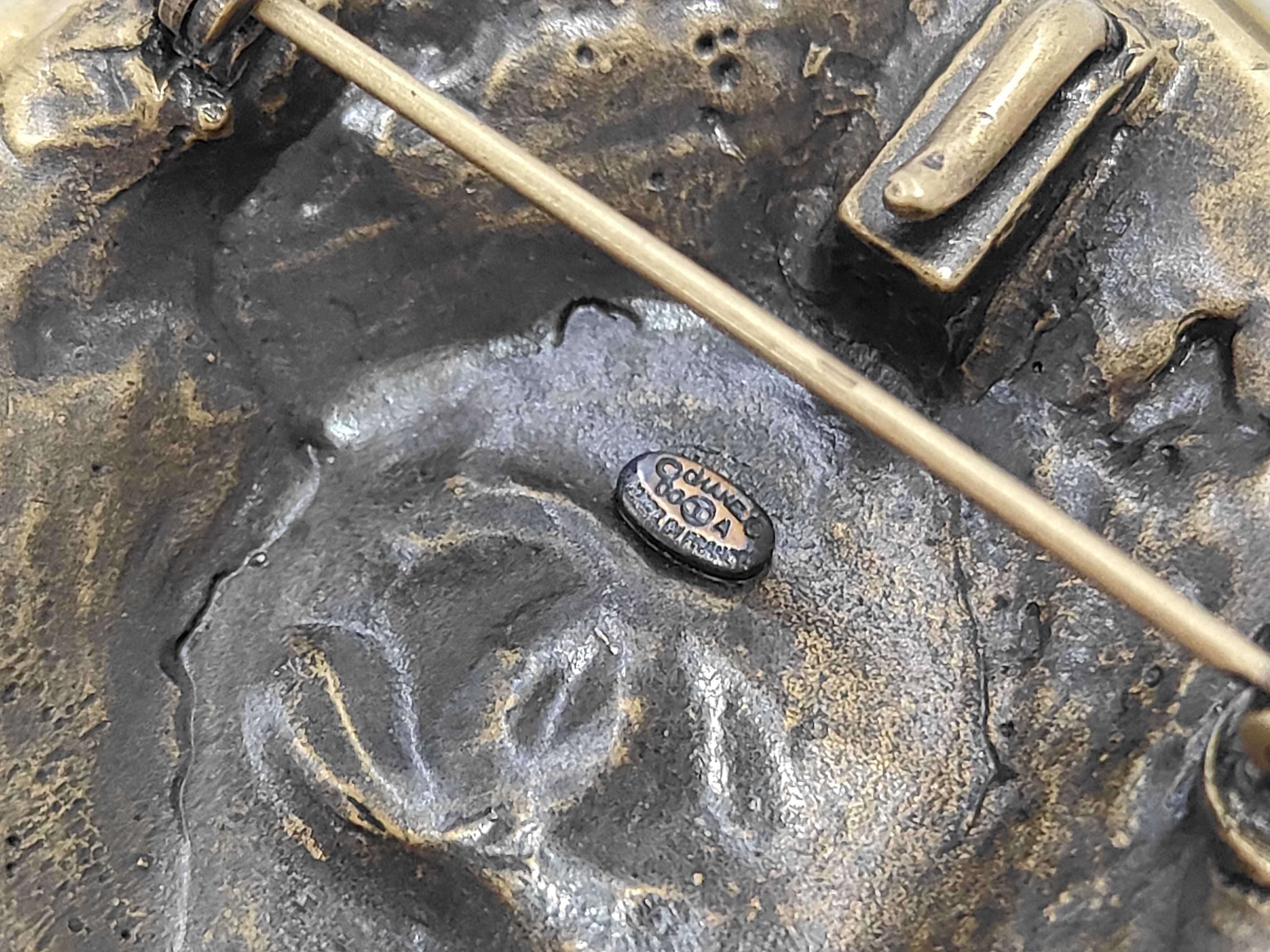 brooch — view 3