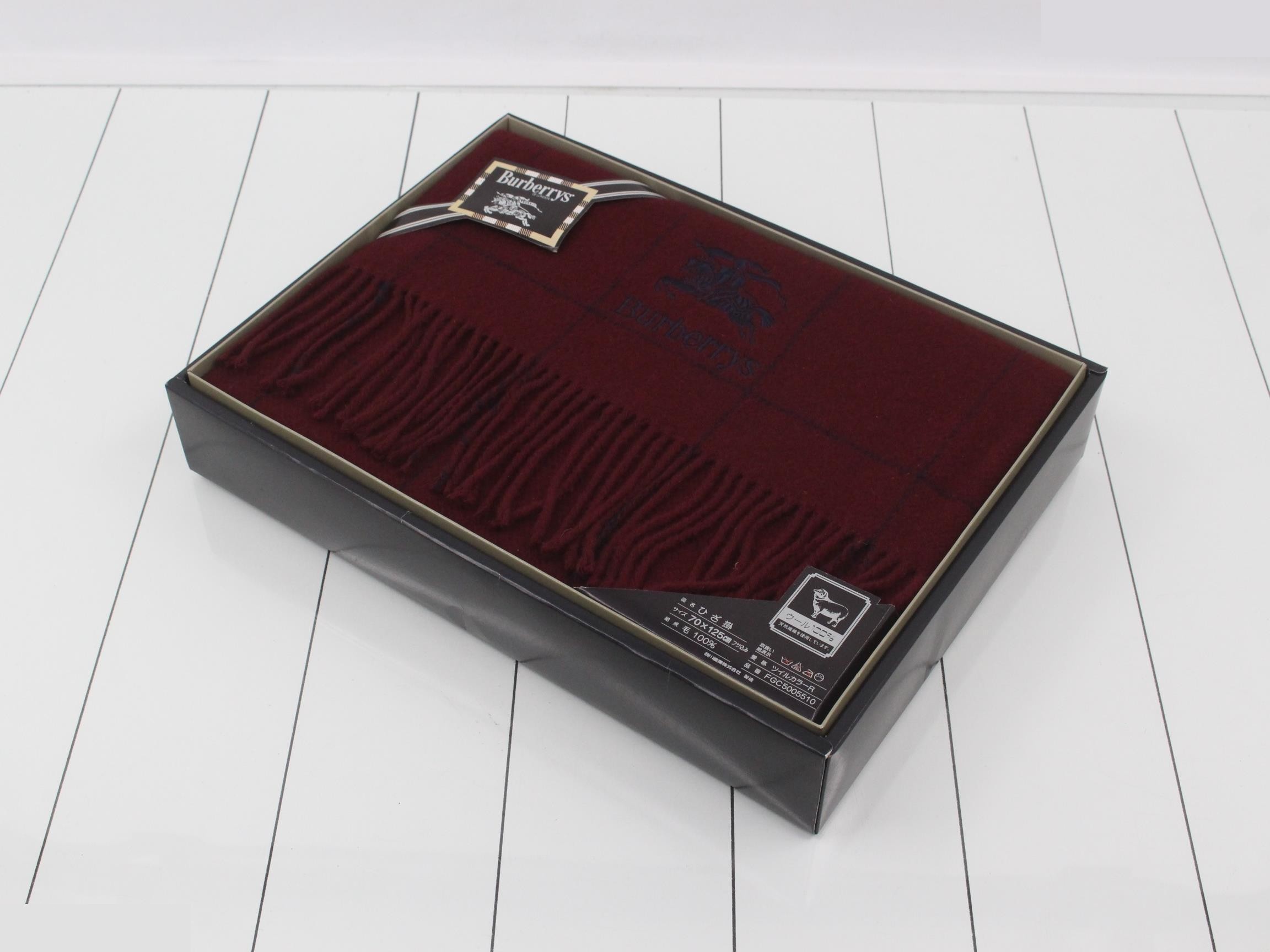 Unused Burberry throw blanket, 100% wool, 70 x 125 cm, red. — view 2
