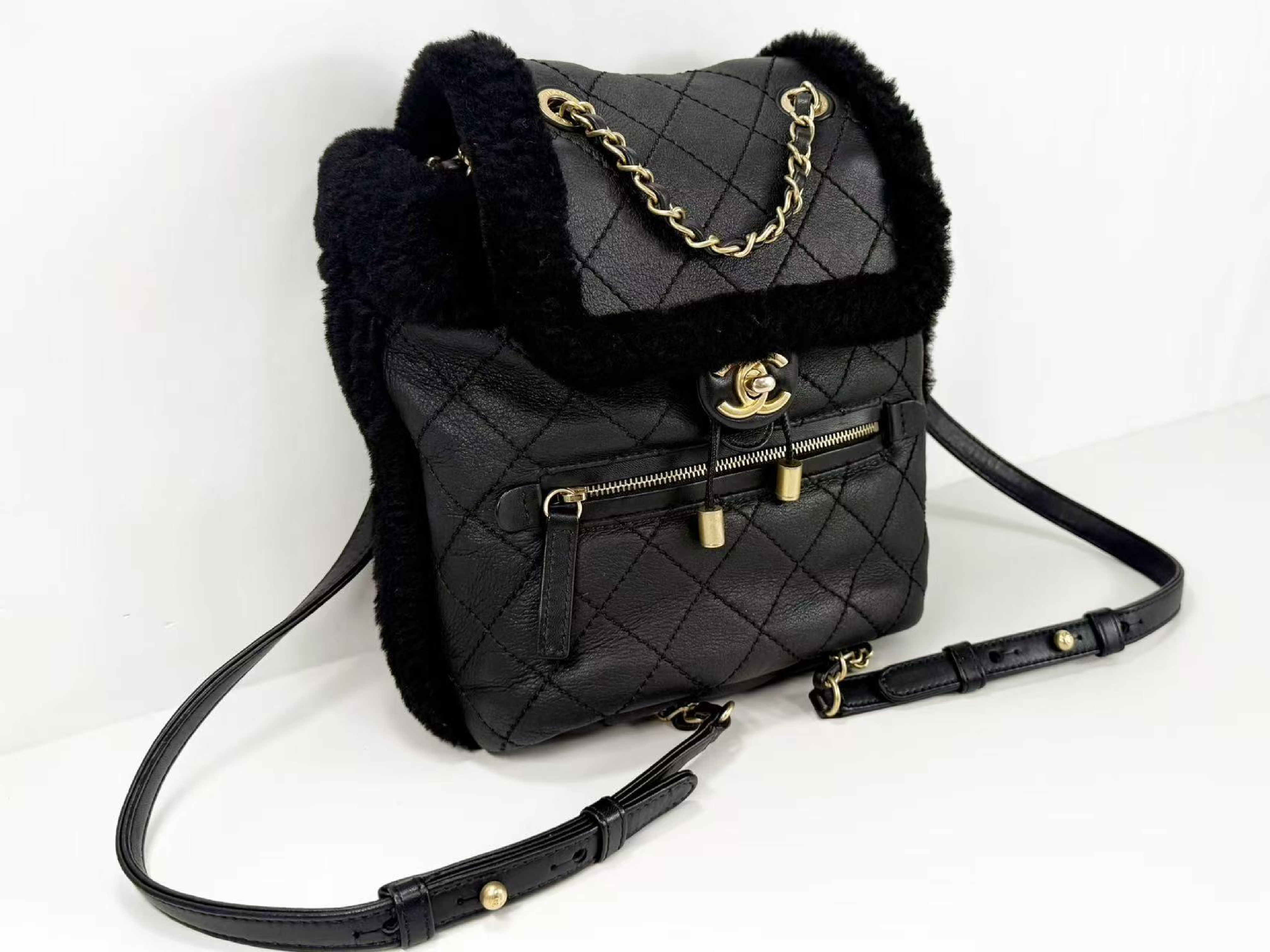 Black Matelassé Leather x Shearling Tanlock Backpack, W20/H25/D10cm (approx.), Serial Number 26-something, with original sticker, Vintage Gold Hardware, 26043800 — view 2