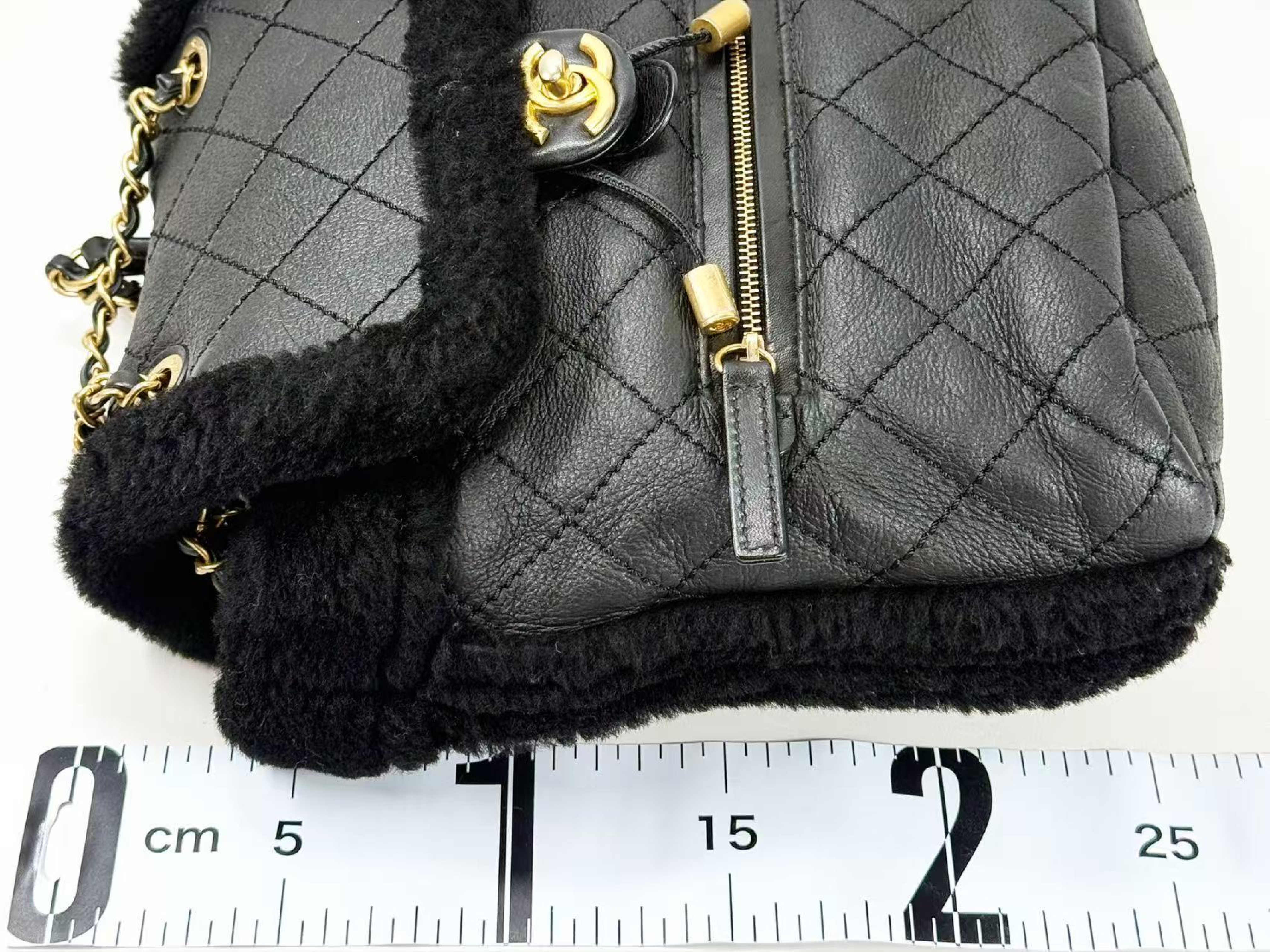 Black Matelassé Leather x Shearling Tanlock Backpack, W20/H25/D10cm (approx.), Serial Number 26-something, with original sticker, Vintage Gold Hardware, 26043800 — view 4