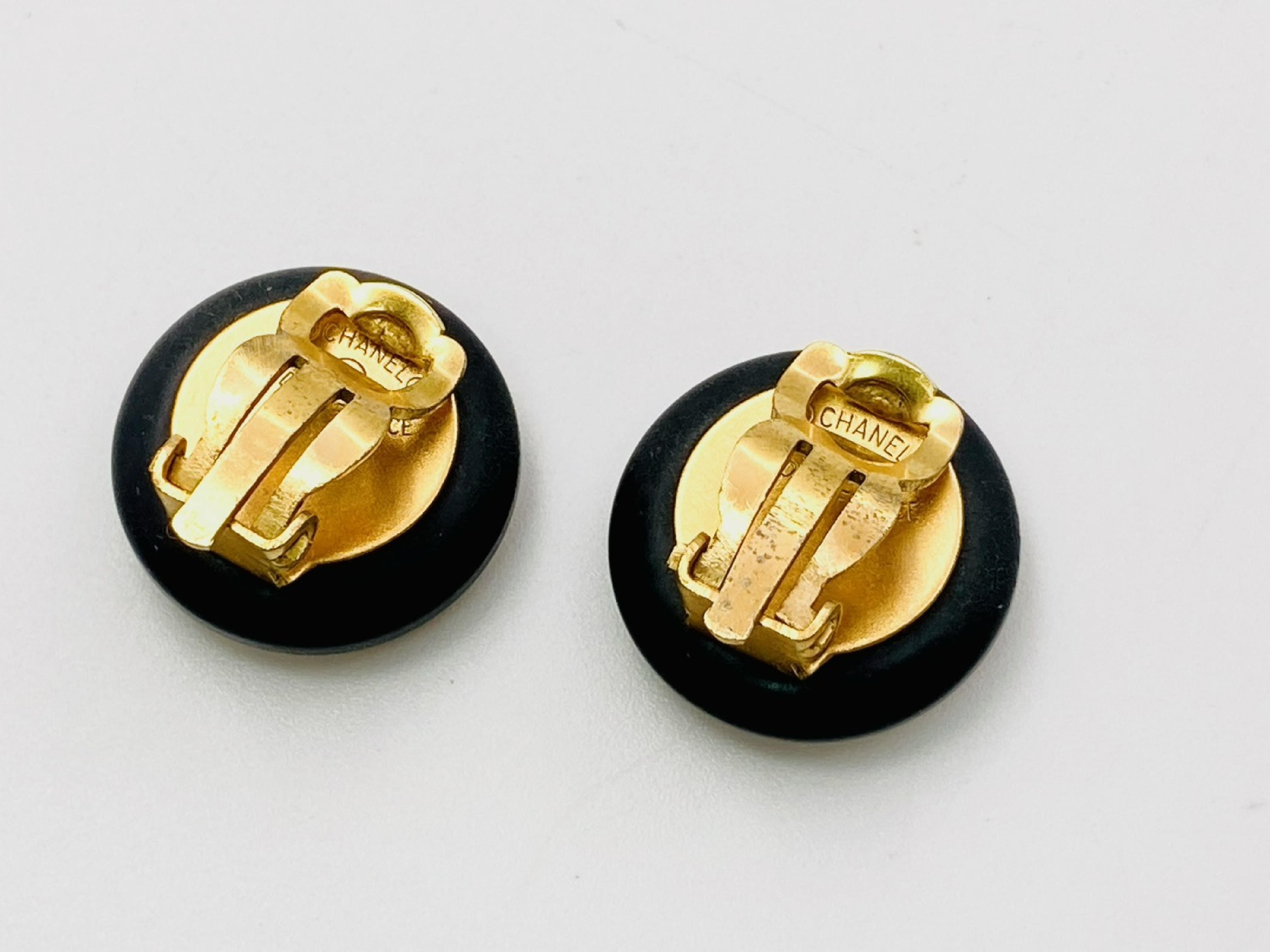 Coco Mark Round Earrings 97P Enamel x Resin Plastic Black Earrings — view 2