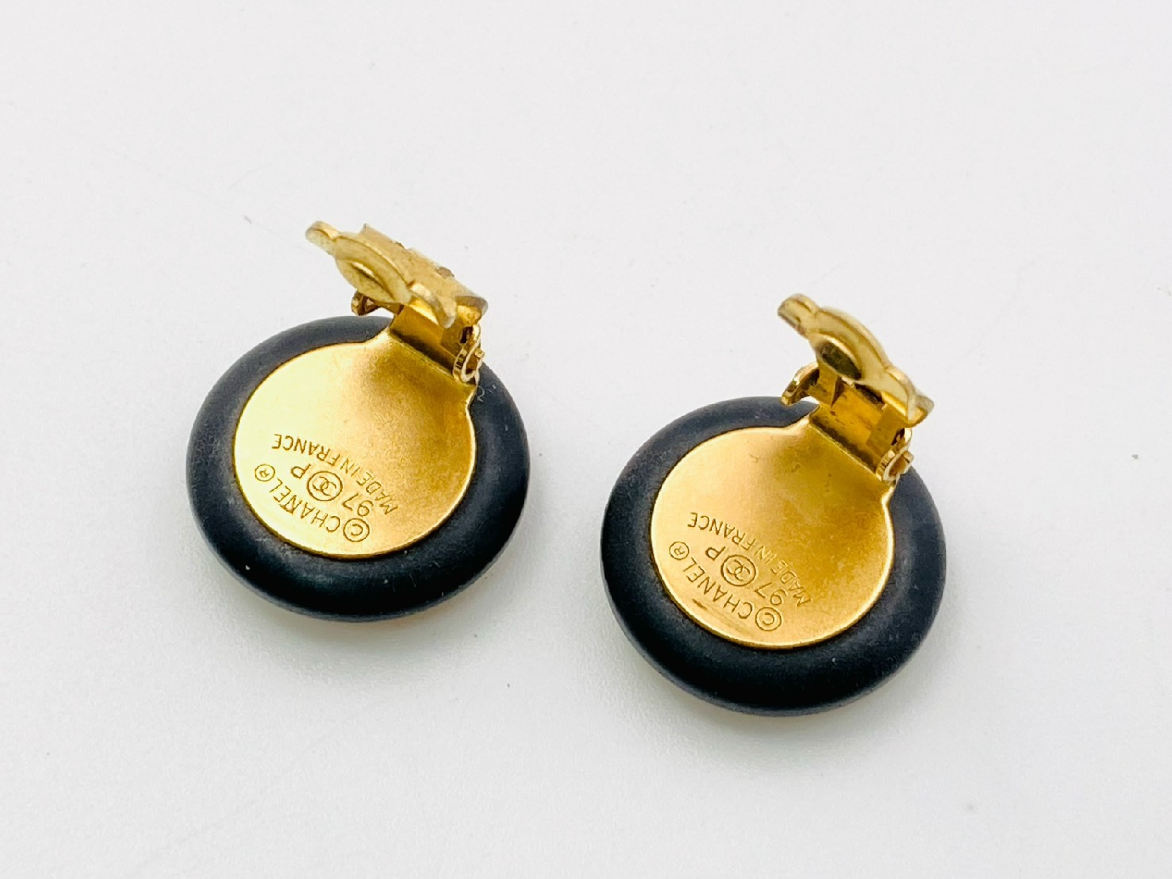 Coco Mark Round Earrings 97P Enamel x Resin Plastic Black Earrings — view 3