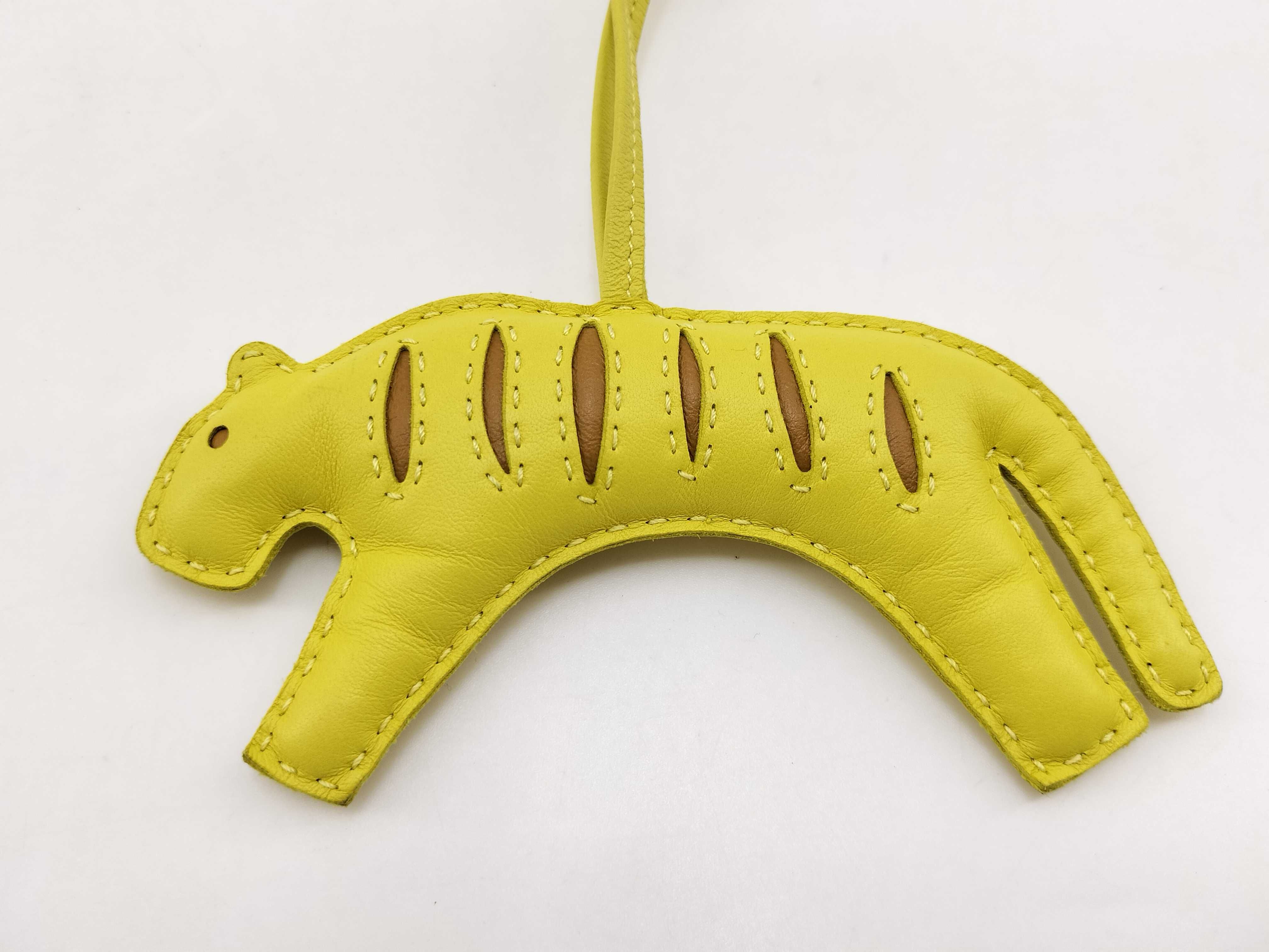 Rule - Yellow Charm — view 10