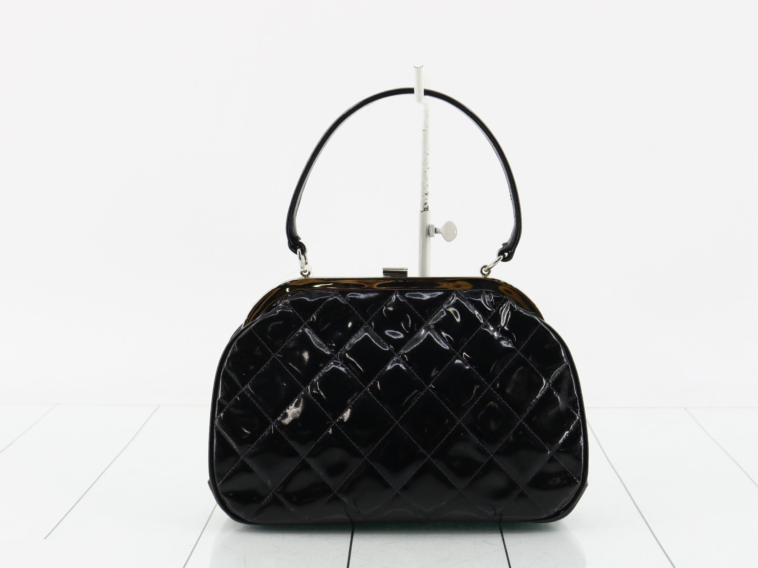 Matelassé coin purse handbag, enamel, black — view 2