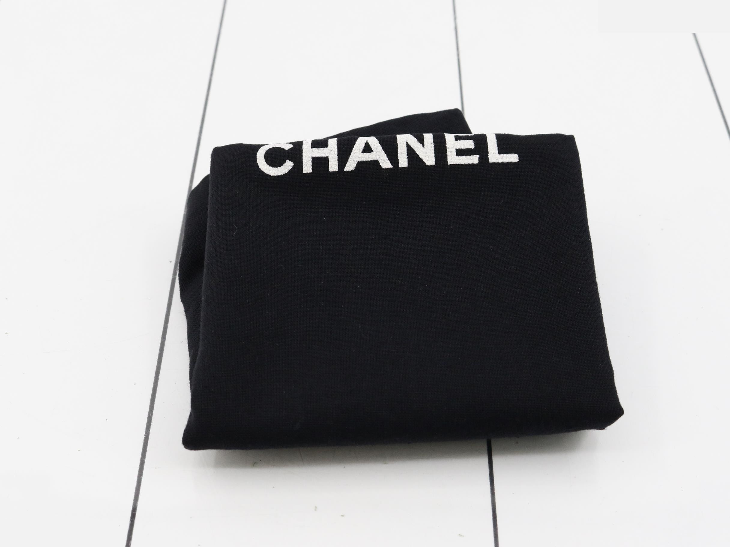 Matelassé coin purse handbag, enamel, black — view 7
