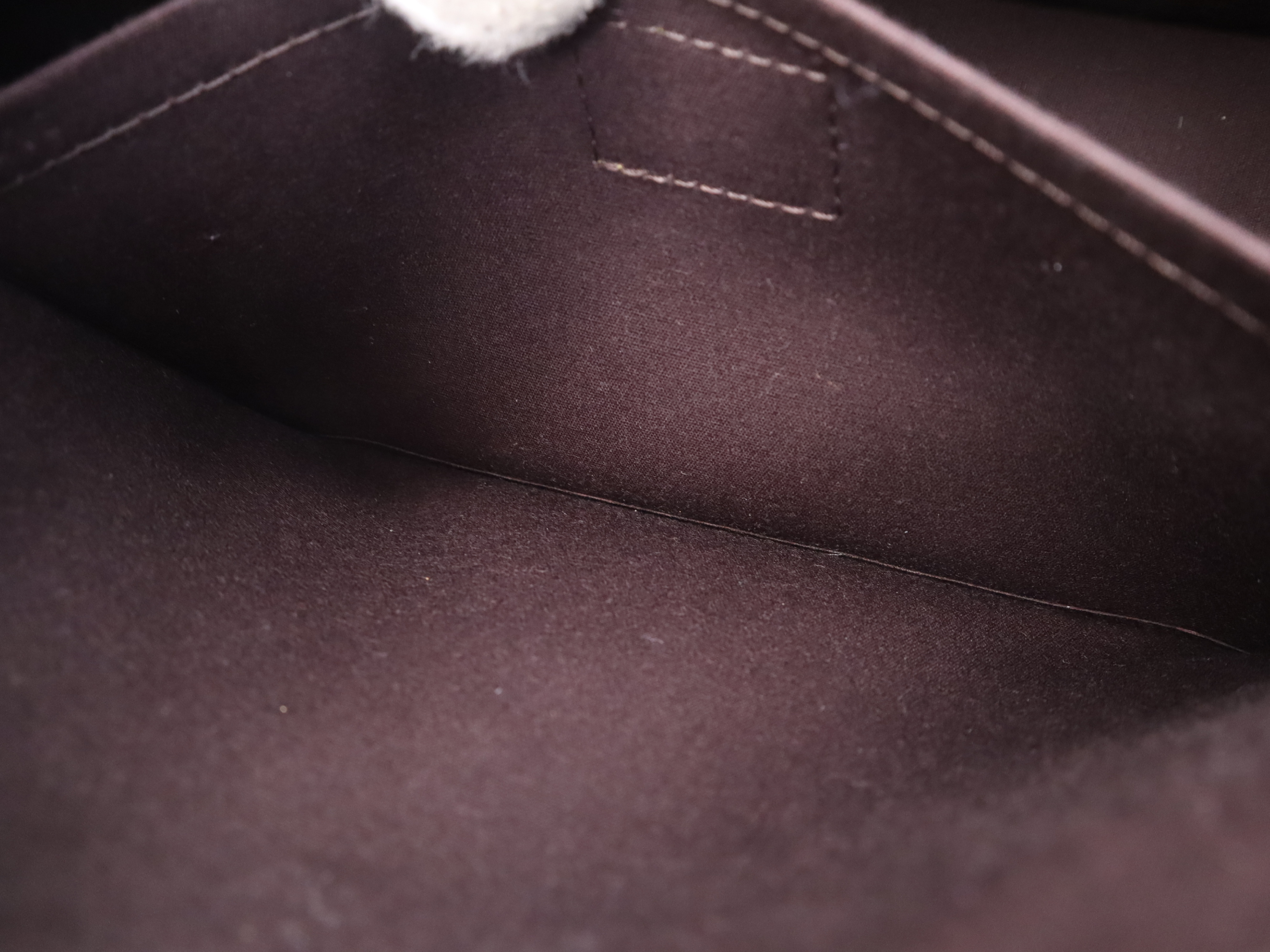 M93510 Vernis Rosewood Avenue Amarante Shoulder Bag — view 11