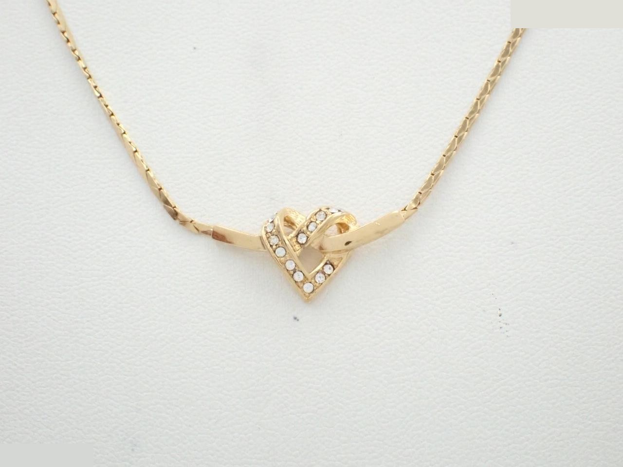 Other line: Precious metals, necklaces, pendants, neck circumference approximately 43 cm.