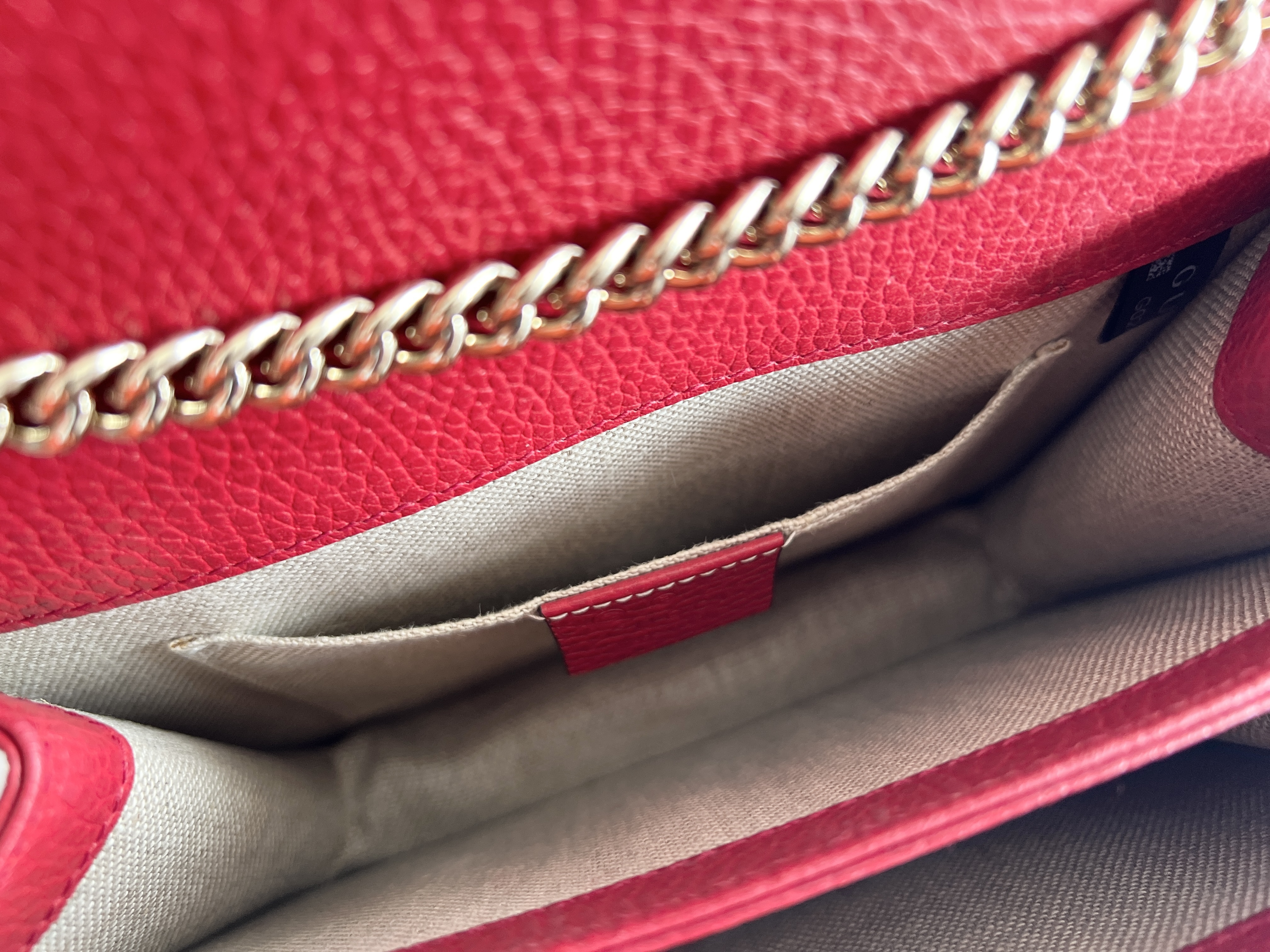 Interlocking GG Logo Leather Chain Shoulder Bag One-Shoulder Bag — view 8