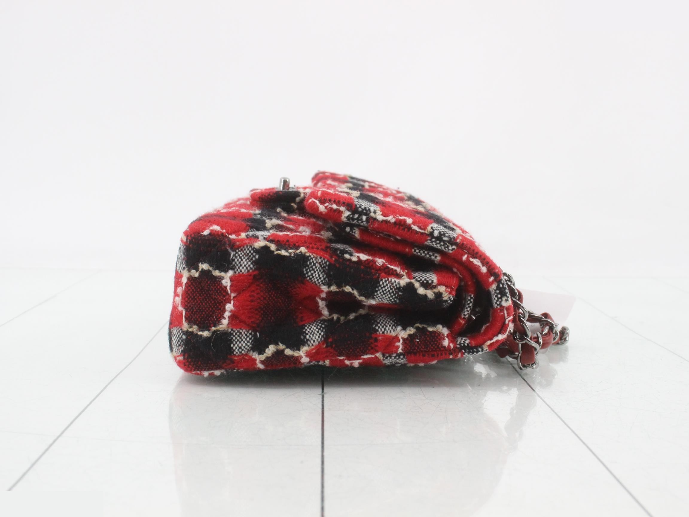 Double flap, double chain, tweed — view 3