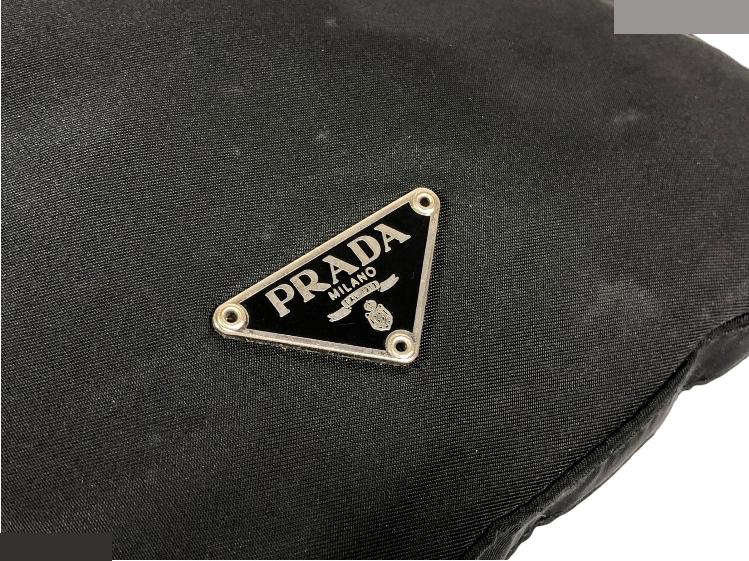 shoulder bag with triangular logo plate, can be worn across the body. — view 2