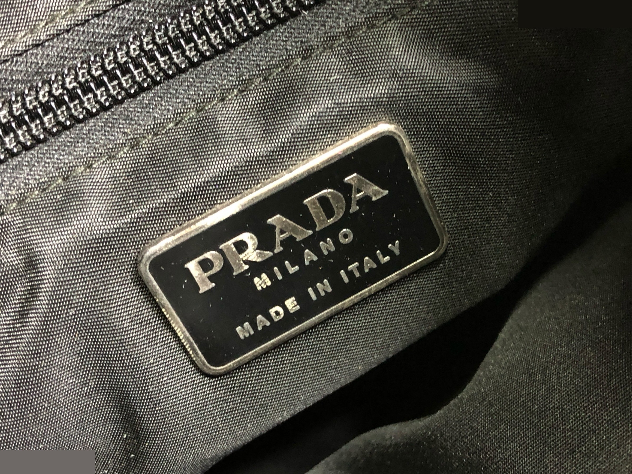 shoulder bag with triangular logo plate, can be worn across the body. — view 11