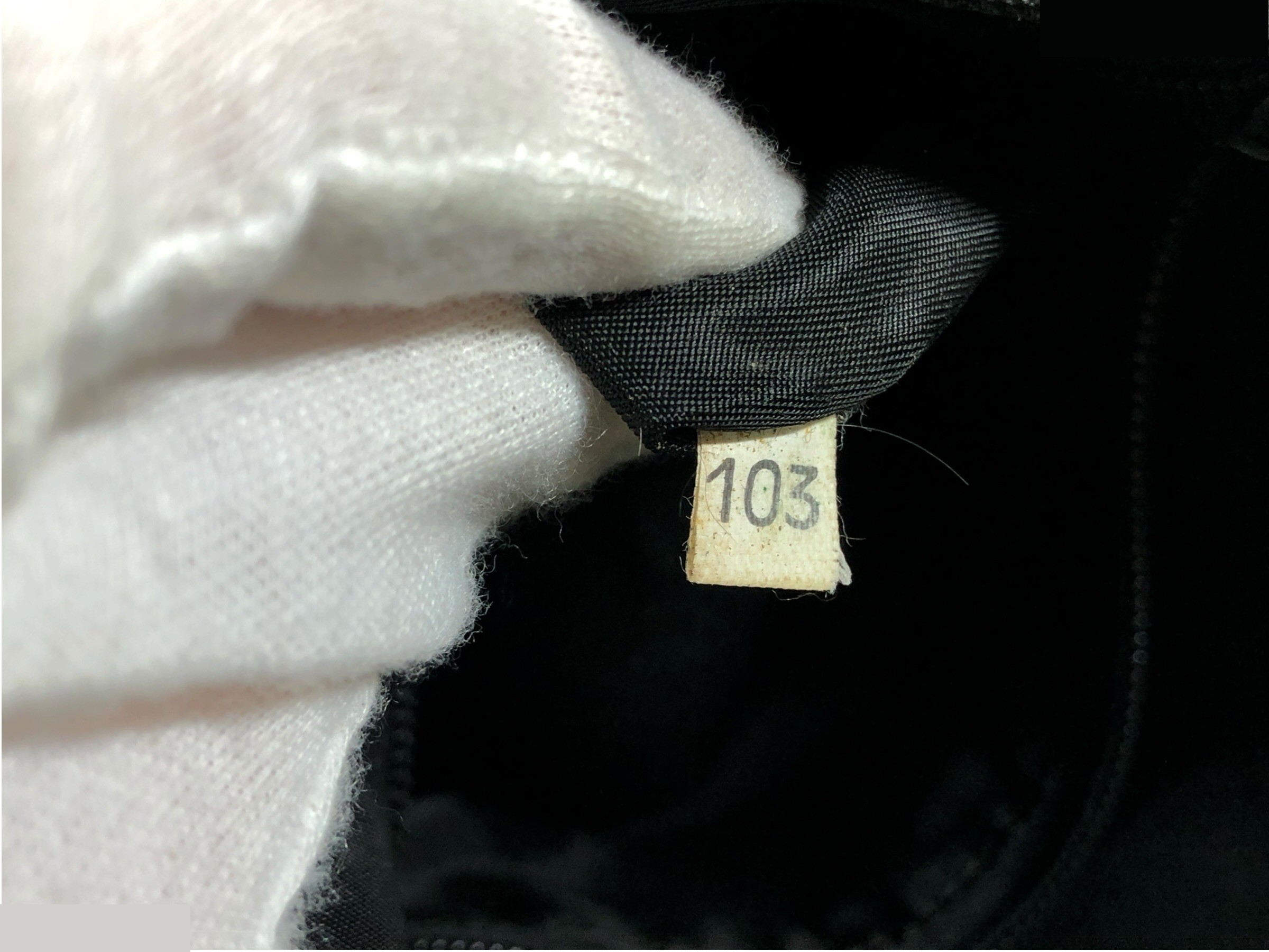 shoulder bag with triangular logo plate, can be worn across the body. — view 12