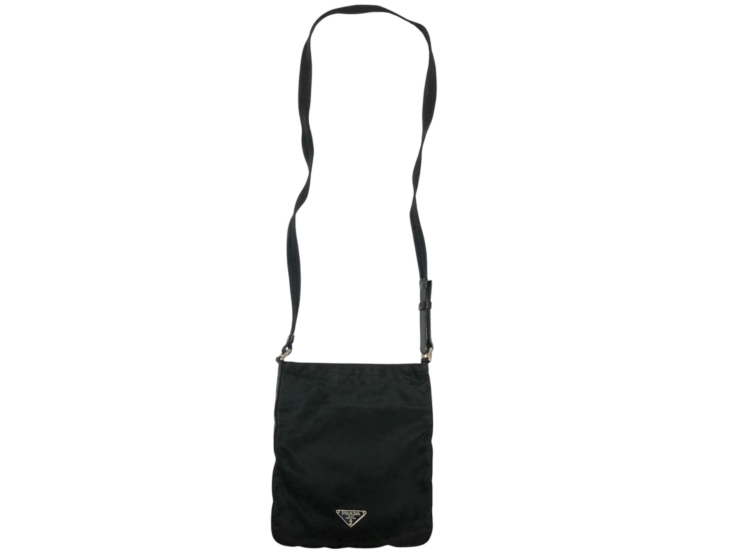 shoulder bag with triangular logo plate, can be worn across the body. — view 3